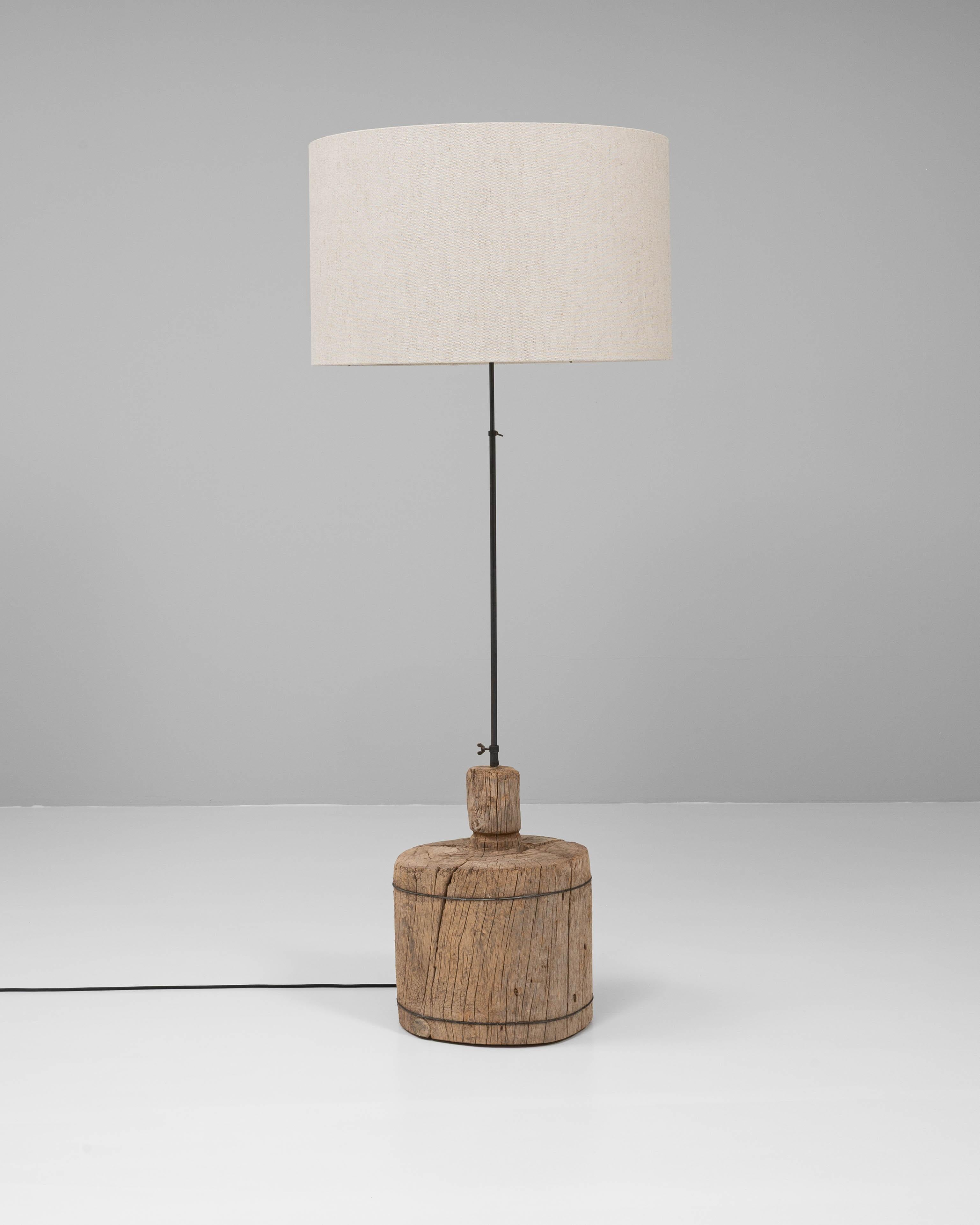 20ième siècle Lampadaire en bois du sud de l'Europe en vente