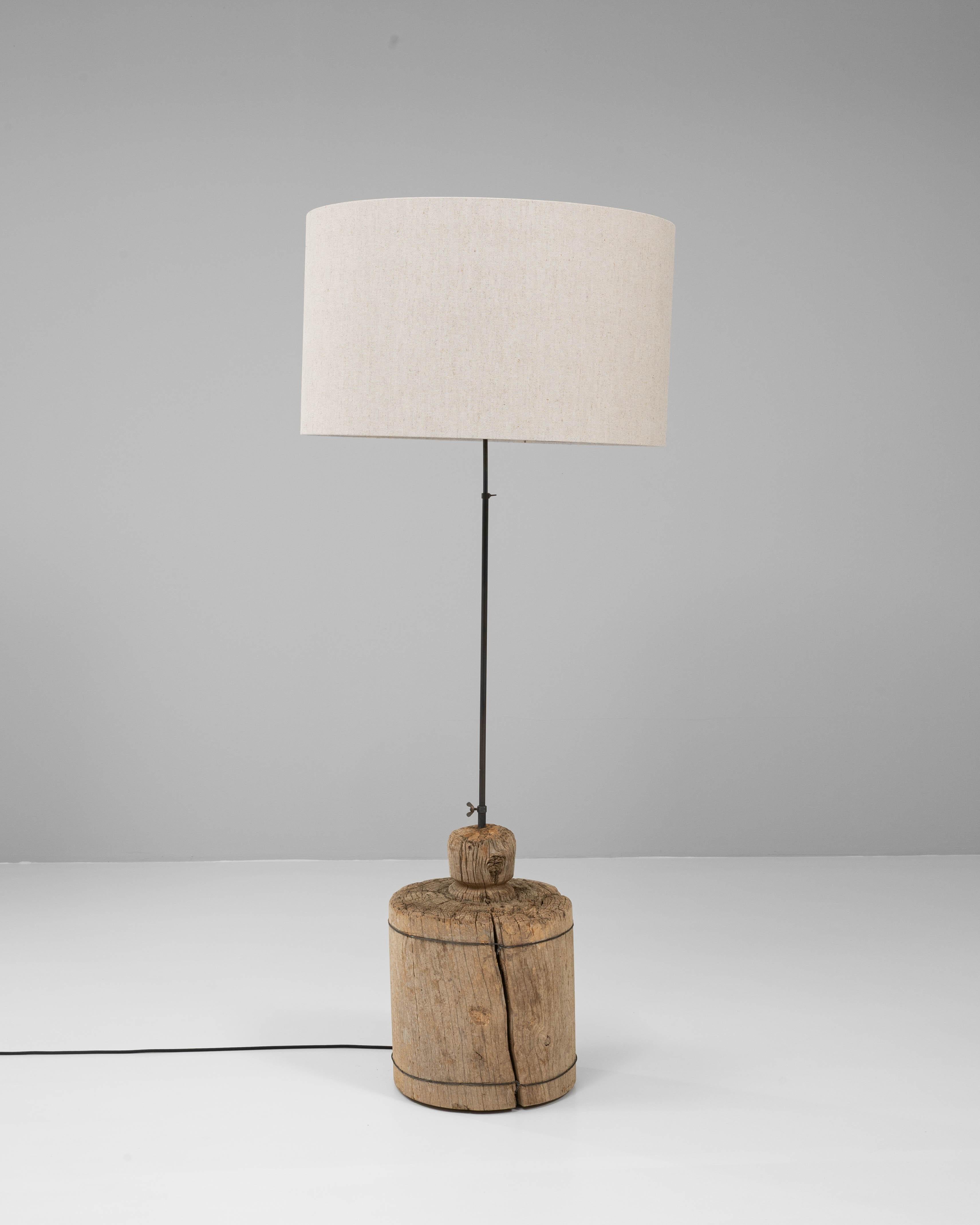 20ième siècle Lampadaire en bois du sud de l'Europe en vente