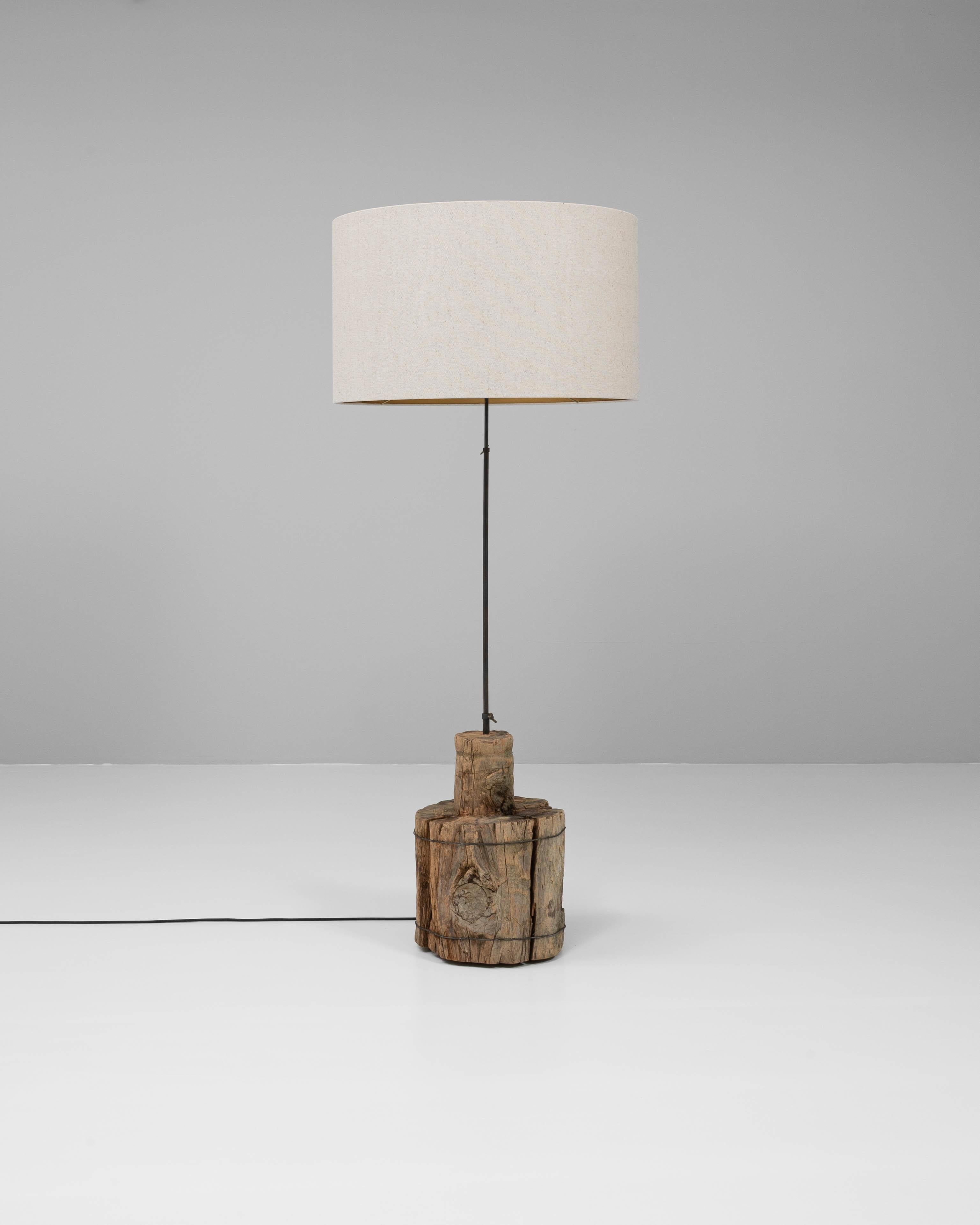 Lampadaire en bois du sud de l'Europe en vente 1