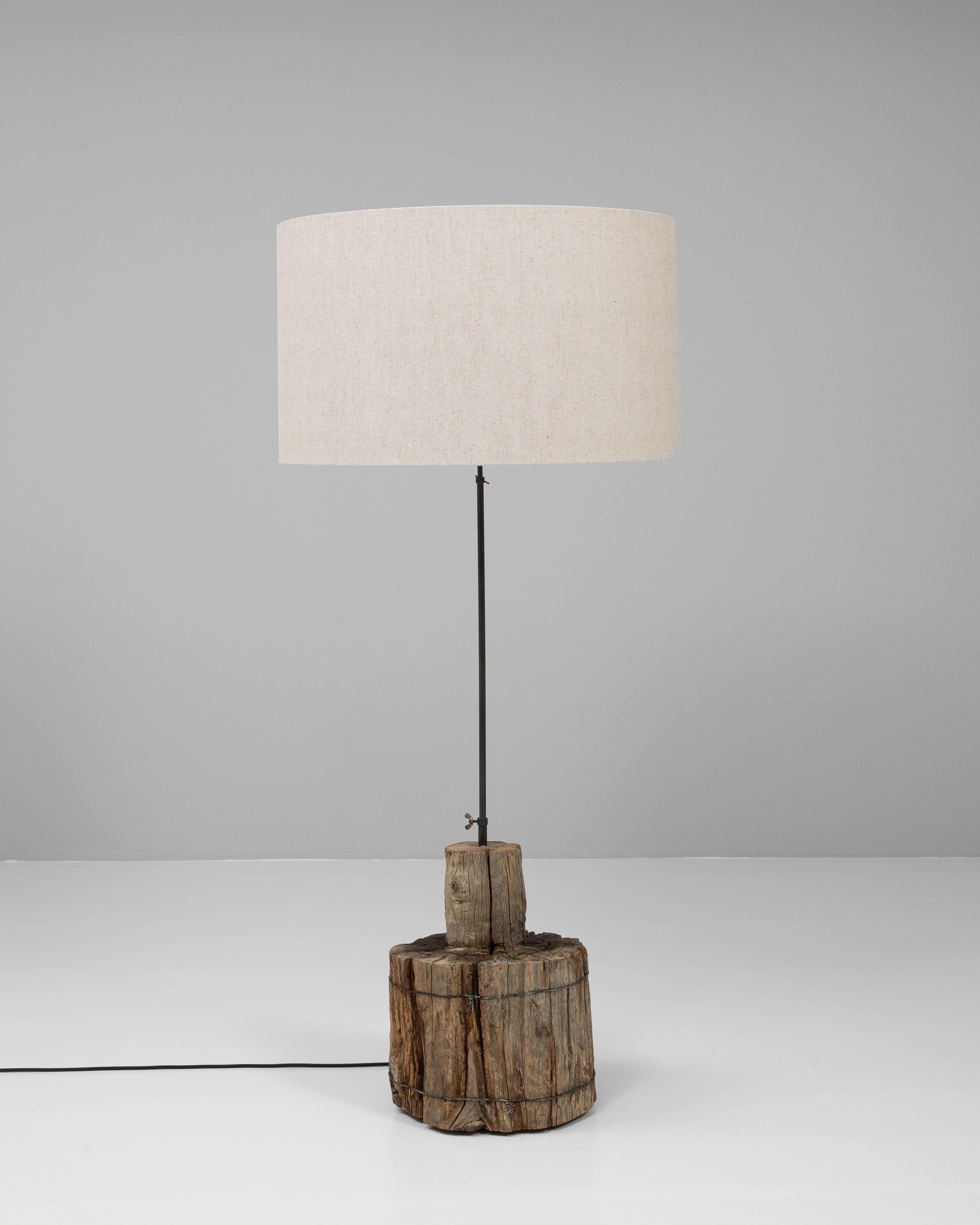 Lampadaire en bois du sud de l'Europe en vente 1