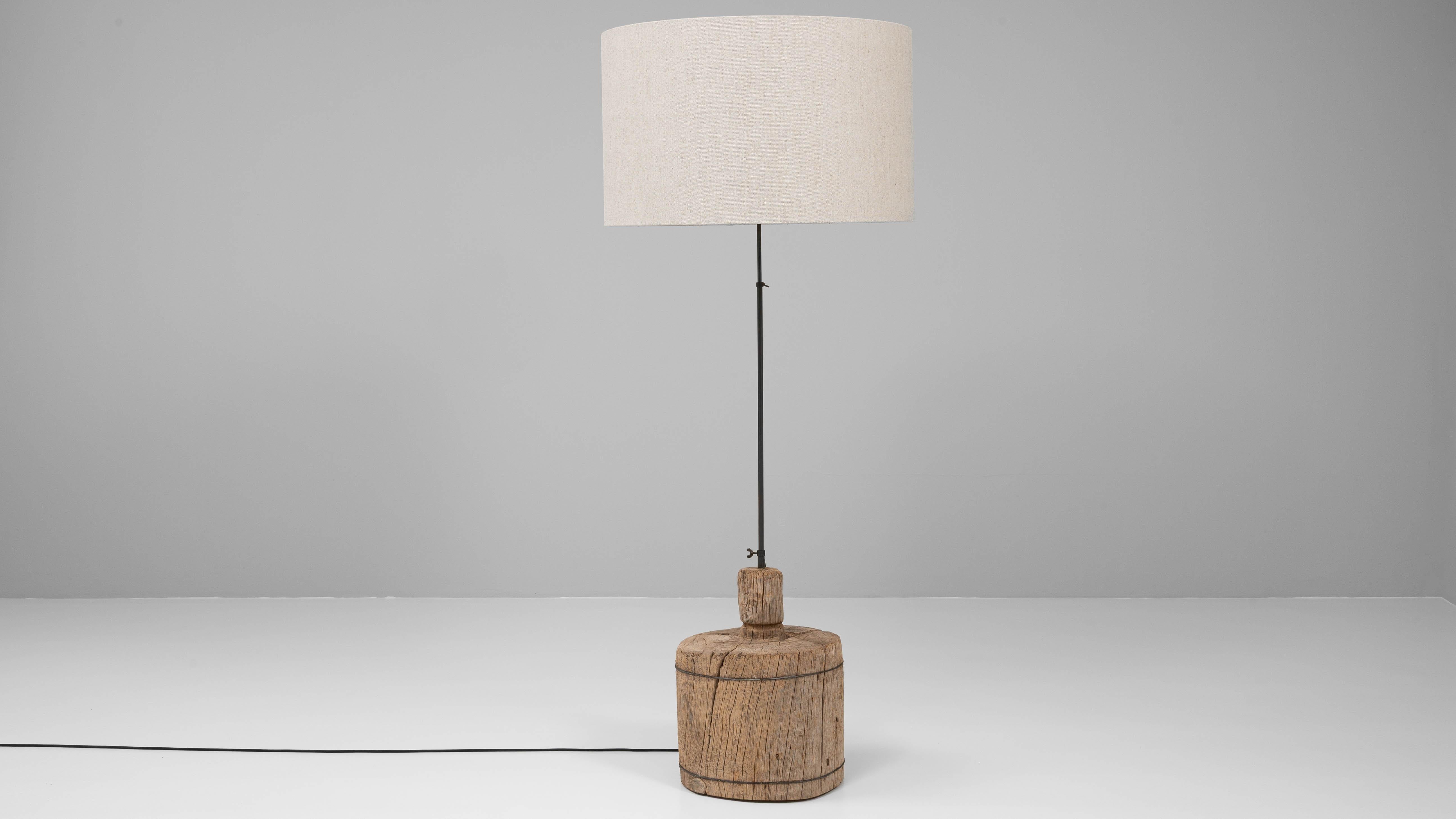Lampadaire en bois du sud de l'Europe en vente 1