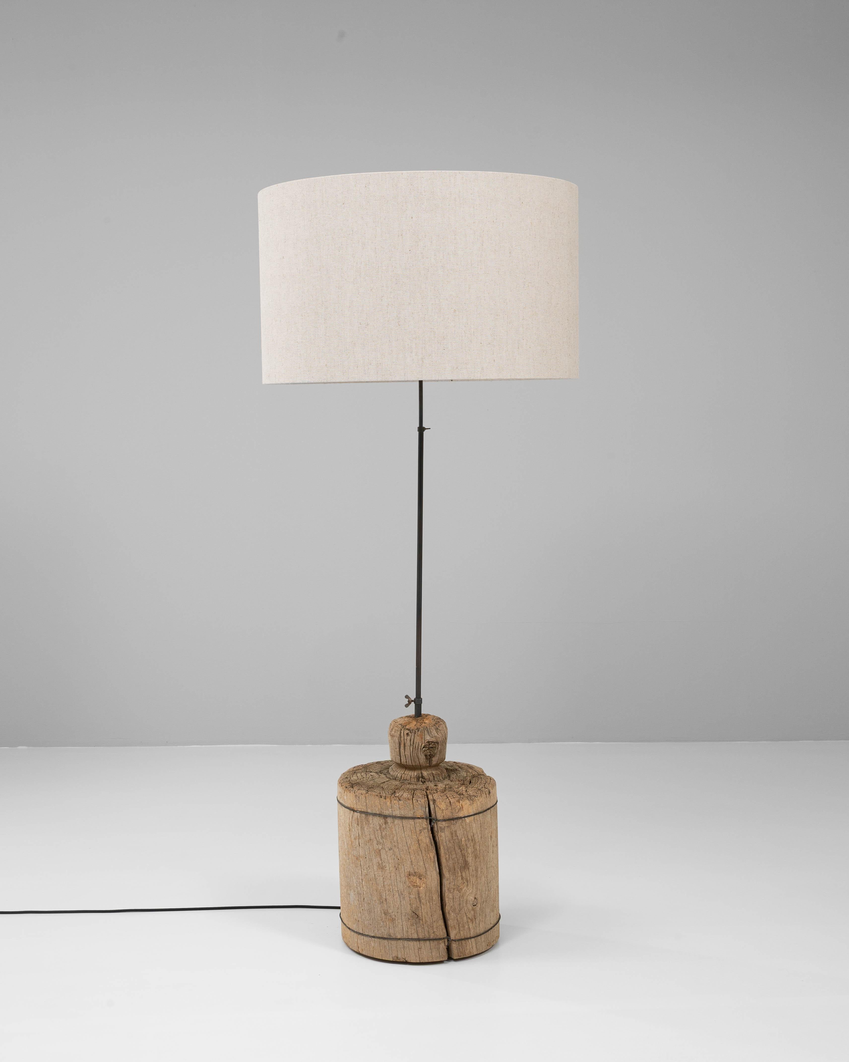 Lampadaire en bois du sud de l'Europe en vente 1