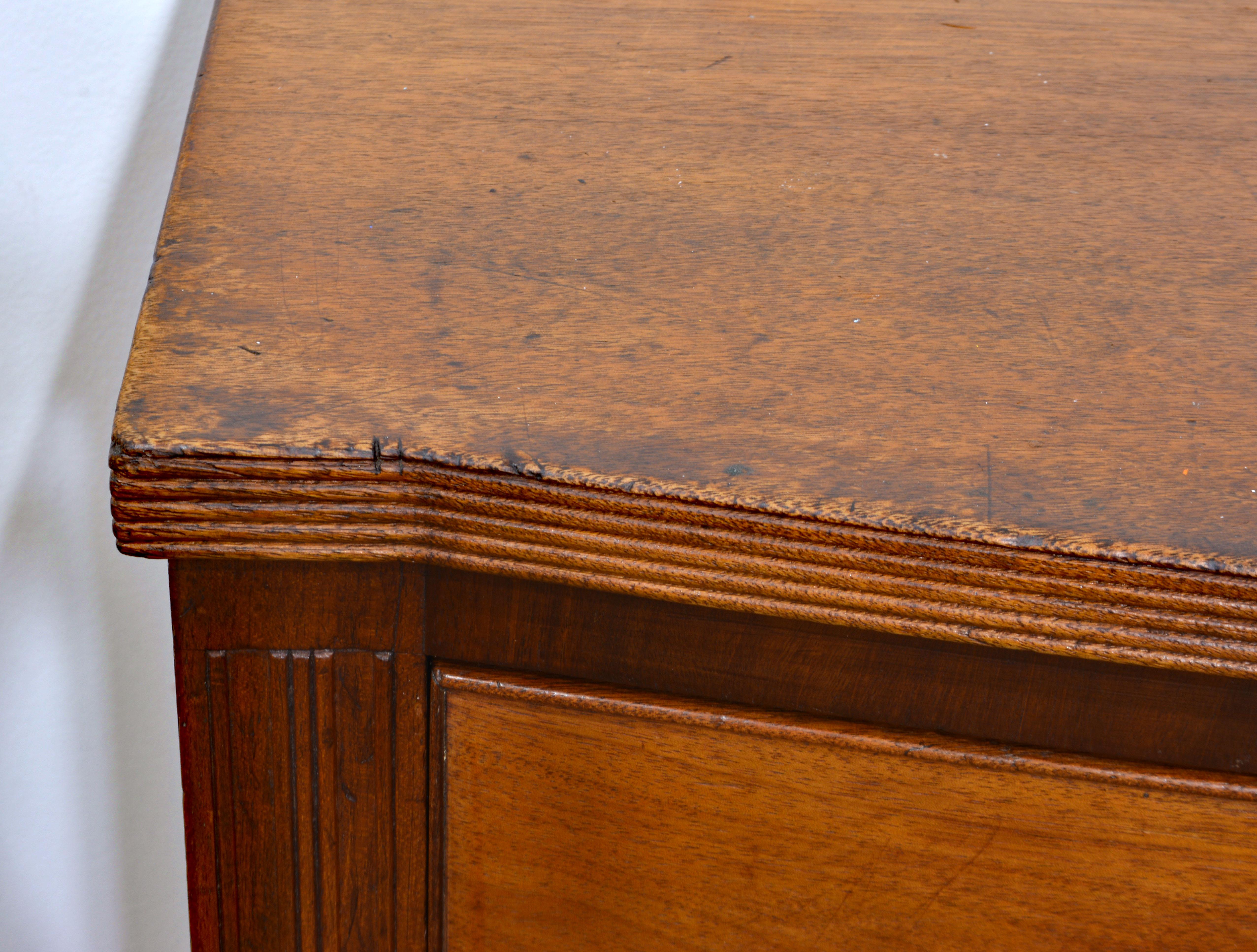 Southern Federal Walnut and Mahogany Bow Front Chest of Drawers C. 1830 In Good Condition In Ft. Lauderdale, FL