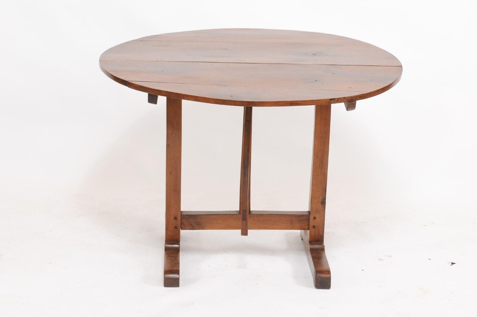 Southern French 1910s Solid Walnut Wine Tasting Table with Circular Tilt-Top In Good Condition In Atlanta, GA