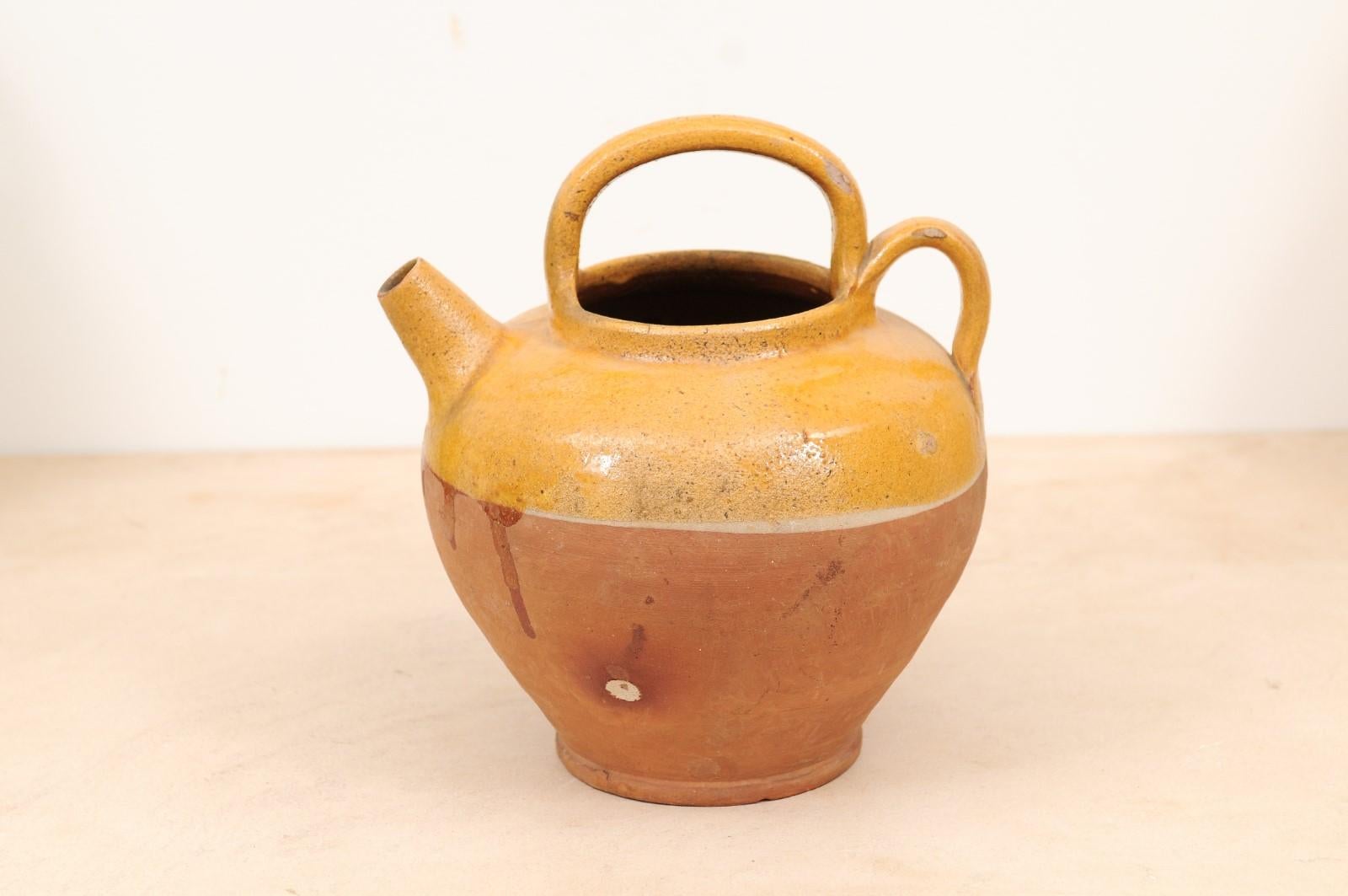 Southern French 19th Century Olive Oil Pot with Yellow Glaze and Two Handles 4