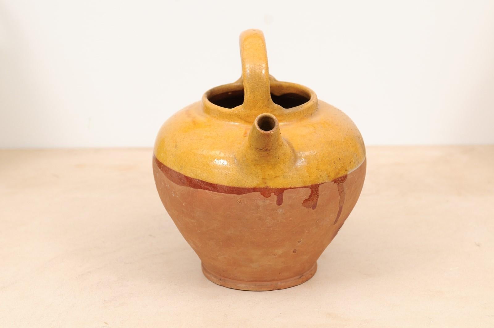 Southern French 19th Century Olive Oil Pot with Yellow Glaze and Two Handles 6