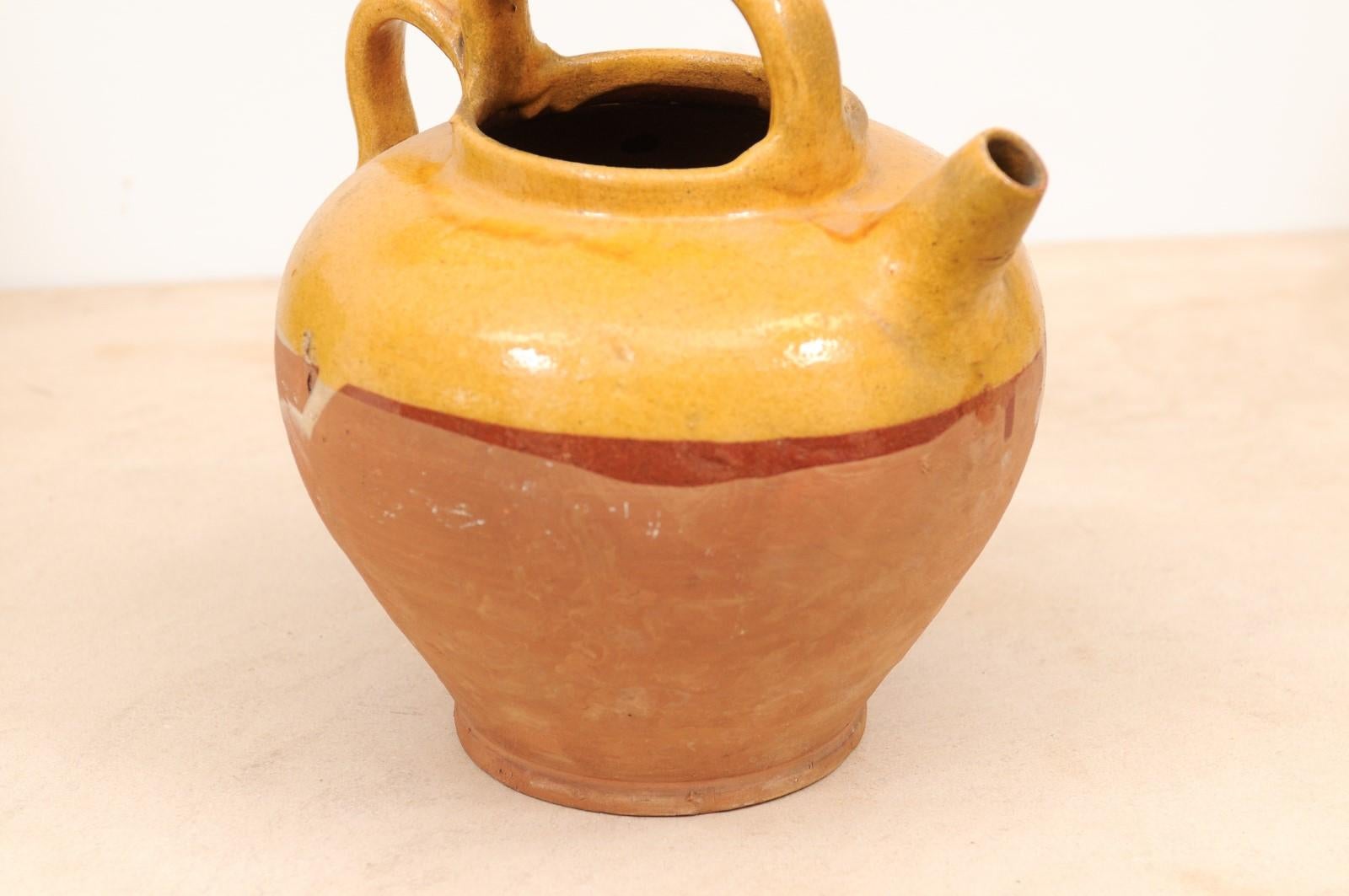 Southern French 19th Century Olive Oil Pot with Yellow Glaze and Two Handles In Good Condition In Atlanta, GA