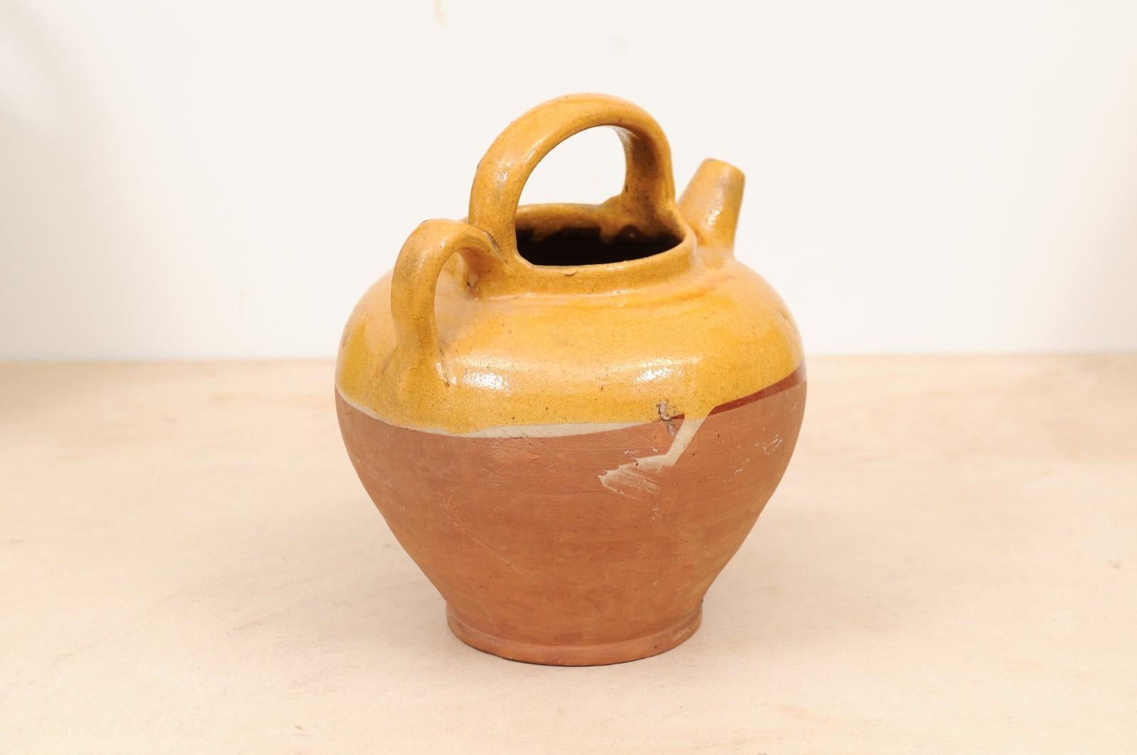 Southern French 19th Century Olive Oil Pot with Yellow Glaze and Two Handles 1