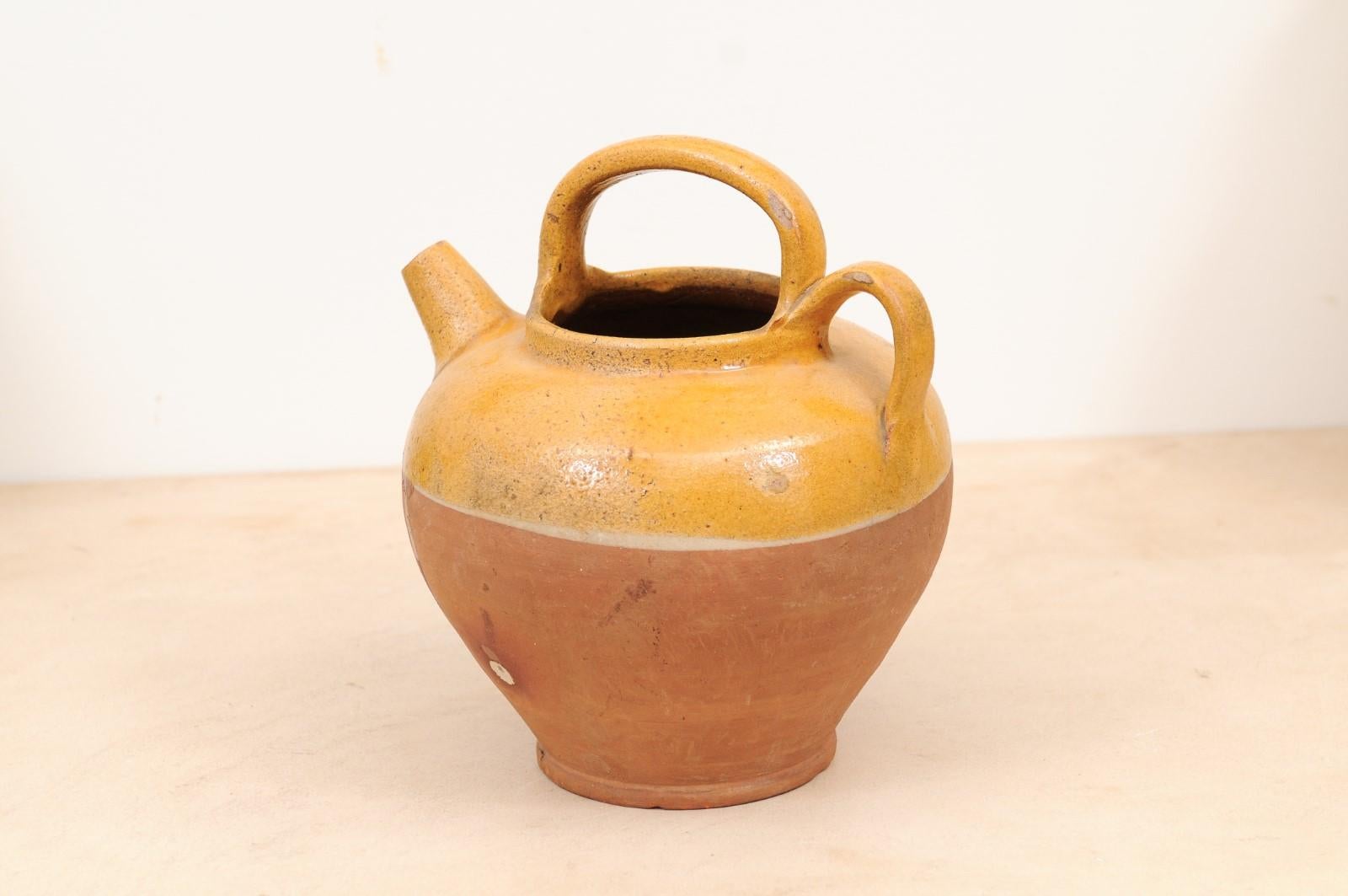 Southern French 19th Century Olive Oil Pot with Yellow Glaze and Two Handles 3
