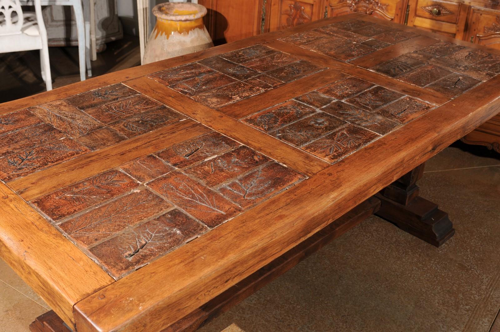 Sculpté Table de salle à manger brutaliste française du Sud avec plateau en terre cuite inséré en vente