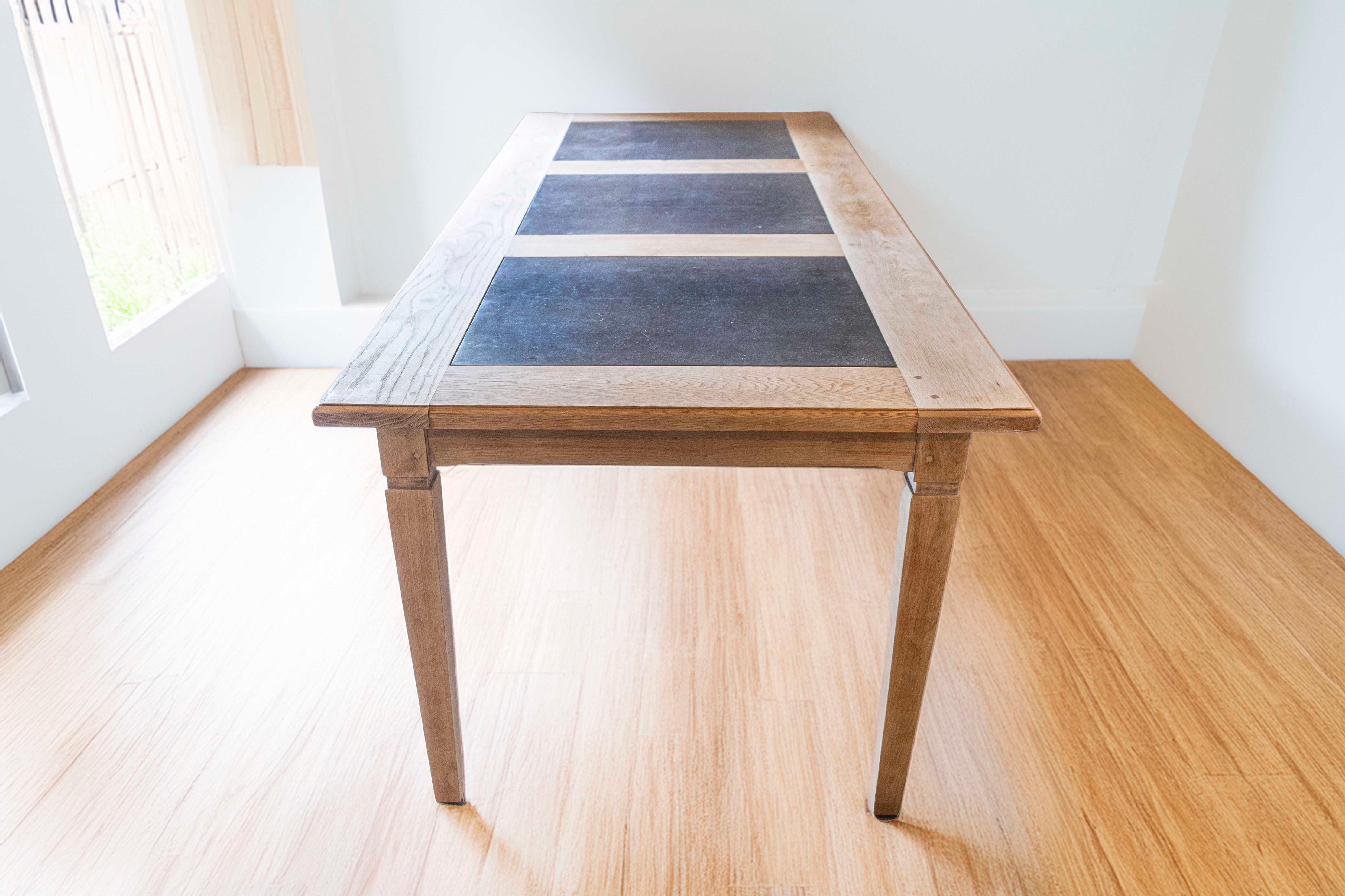 Mid-Century Modern Table de salle à manger en Oak Nature du milieu du siècle avec plateau en marbre noir fossile en vente
