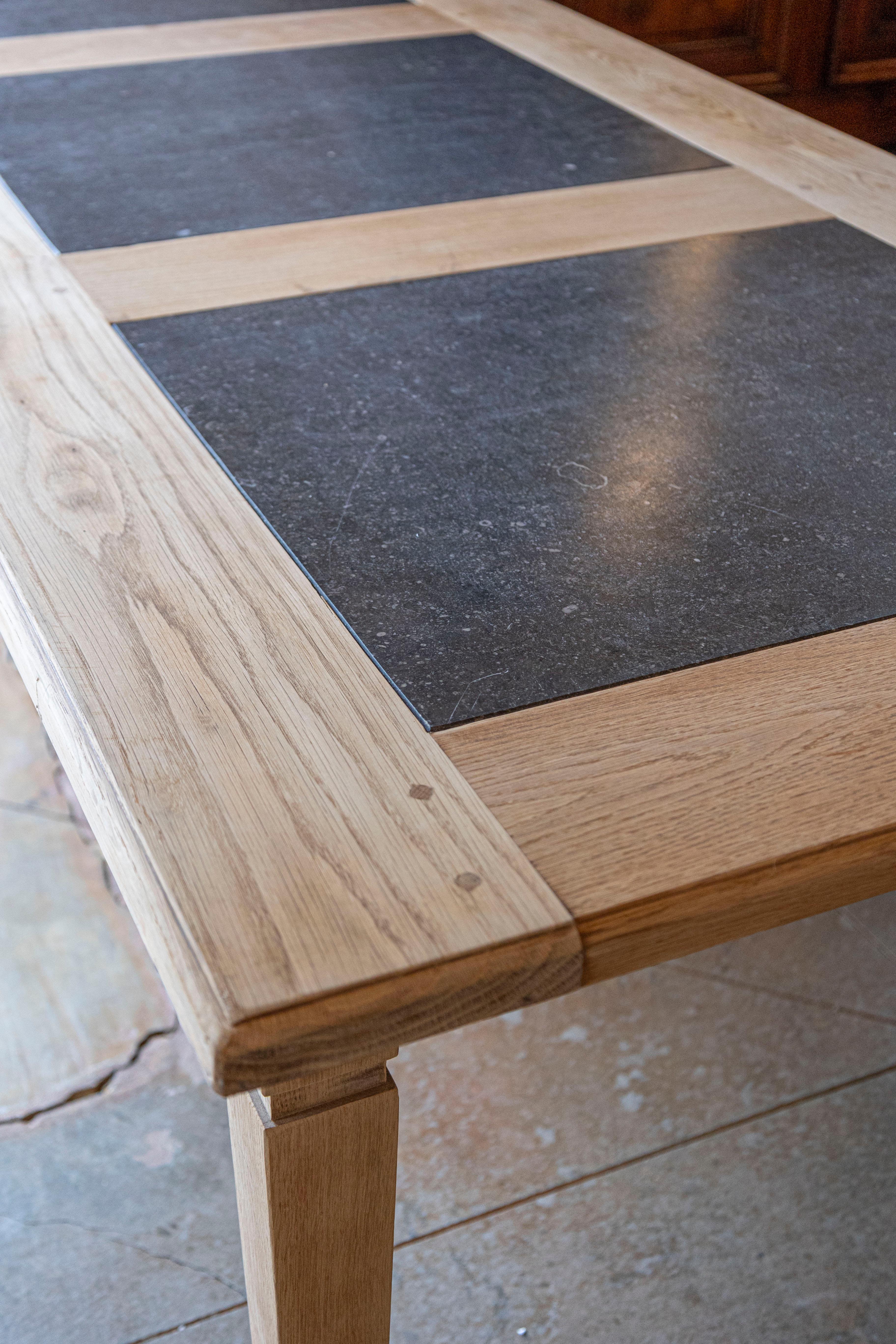 Français Table de salle à manger en Oak Nature du milieu du siècle avec plateau en marbre noir fossile en vente