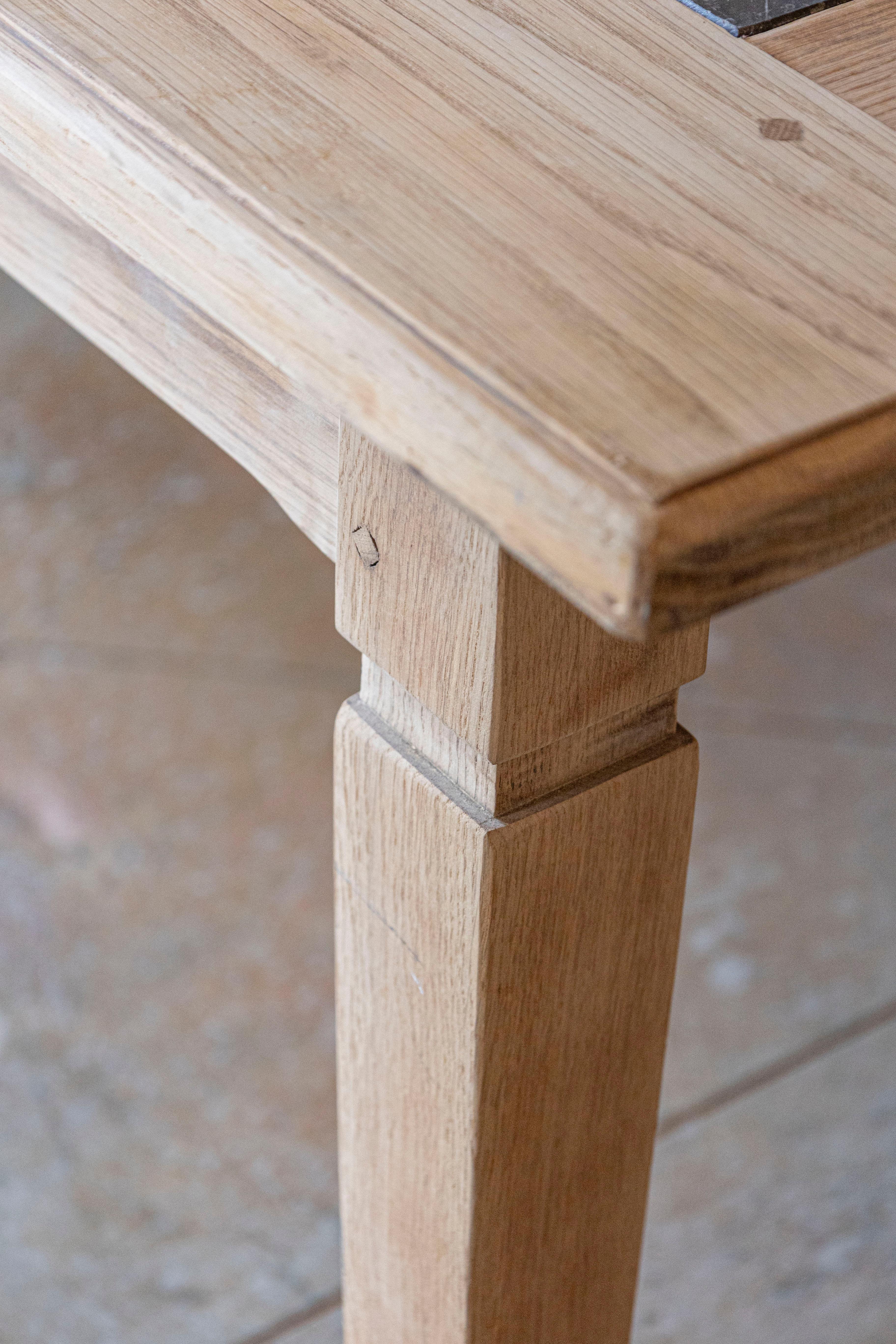Sculpté Table de salle à manger en Oak Nature du milieu du siècle avec plateau en marbre noir fossile en vente