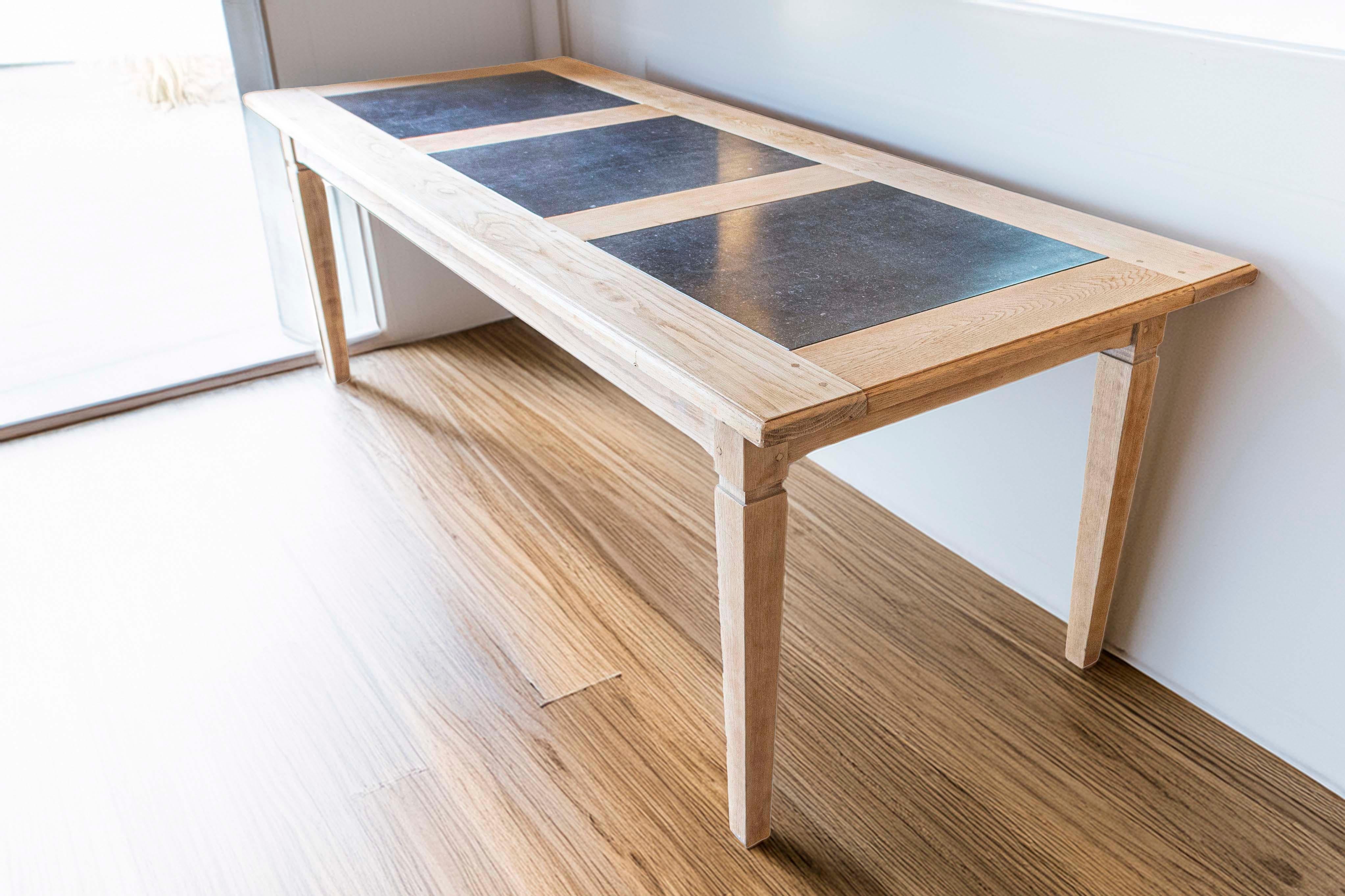 Table de salle à manger en Oak Nature du milieu du siècle avec plateau en marbre noir fossile Bon état - En vente à Atlanta, GA