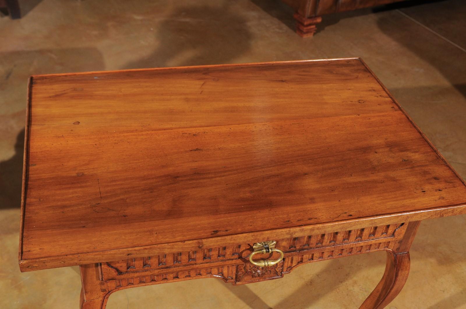 Southern French Transitional Walnut Side Table with Grooved Motifs, circa 1770 In Good Condition In Atlanta, GA