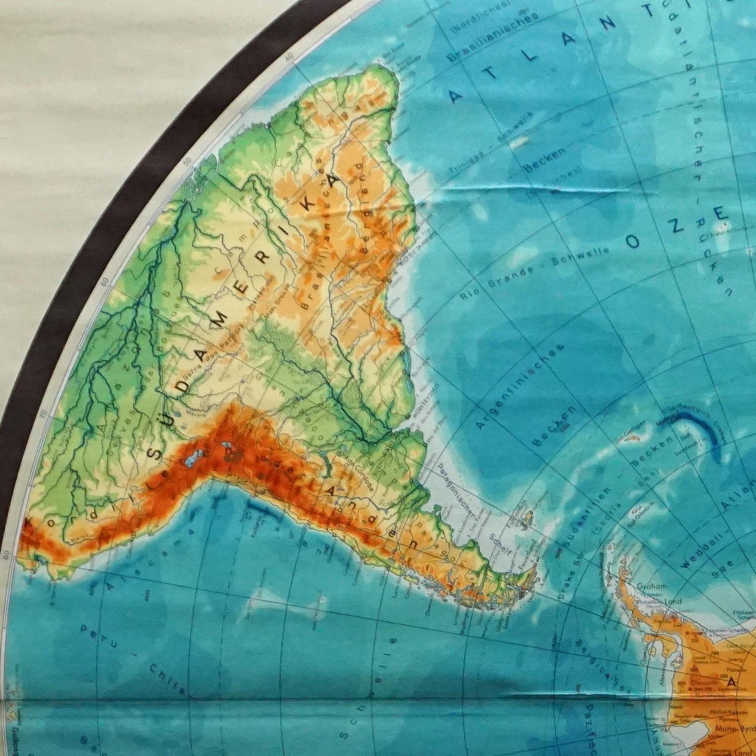 Une superbe carte à déplier ou un tableau mural ancien illustrant l'hémisphère sud de la terre, publiée par le Prof. Dr. A.C.C., Flemmings Verlag Hamburg. Impression colorée sur papier renforcé par de la toile.
Mesures :
Largeur 170cm (66.93