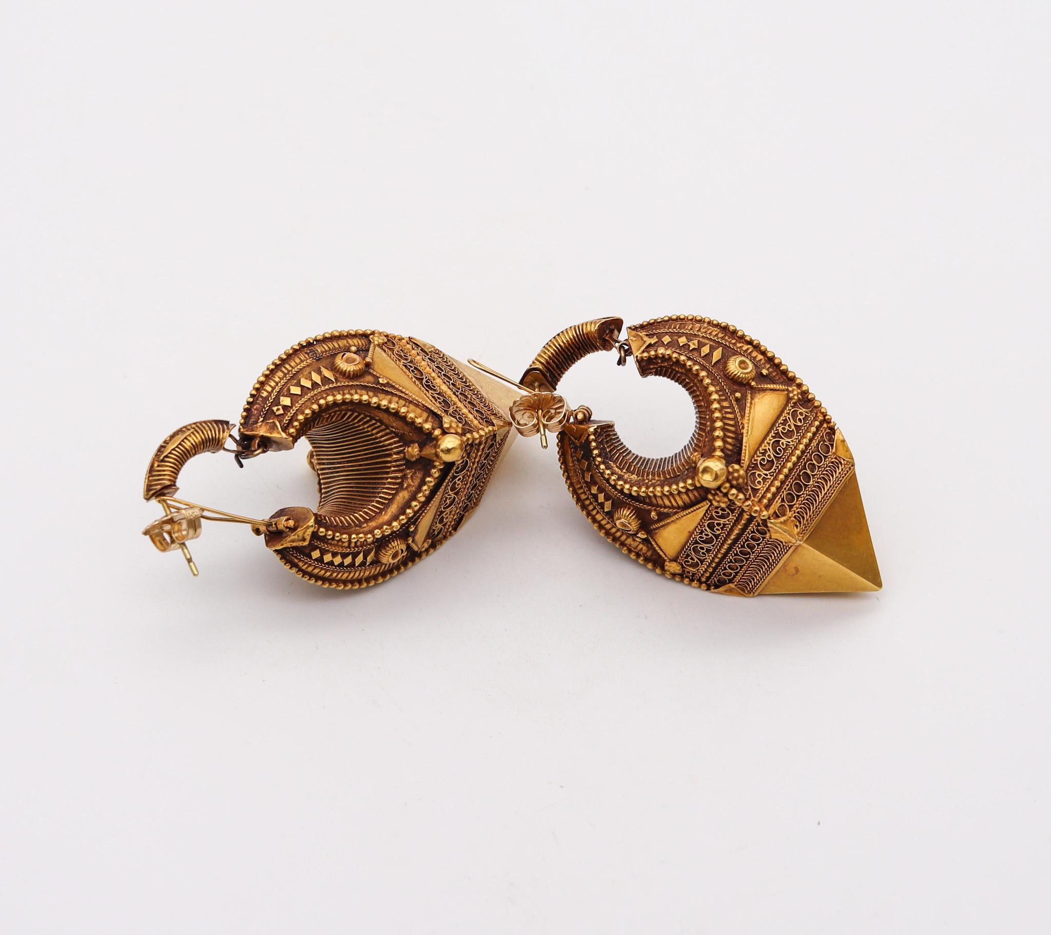 Southern India 19th Century Antique Dangle Drop Earrings In 22Kt Yellow Gold In Excellent Condition For Sale In Miami, FL