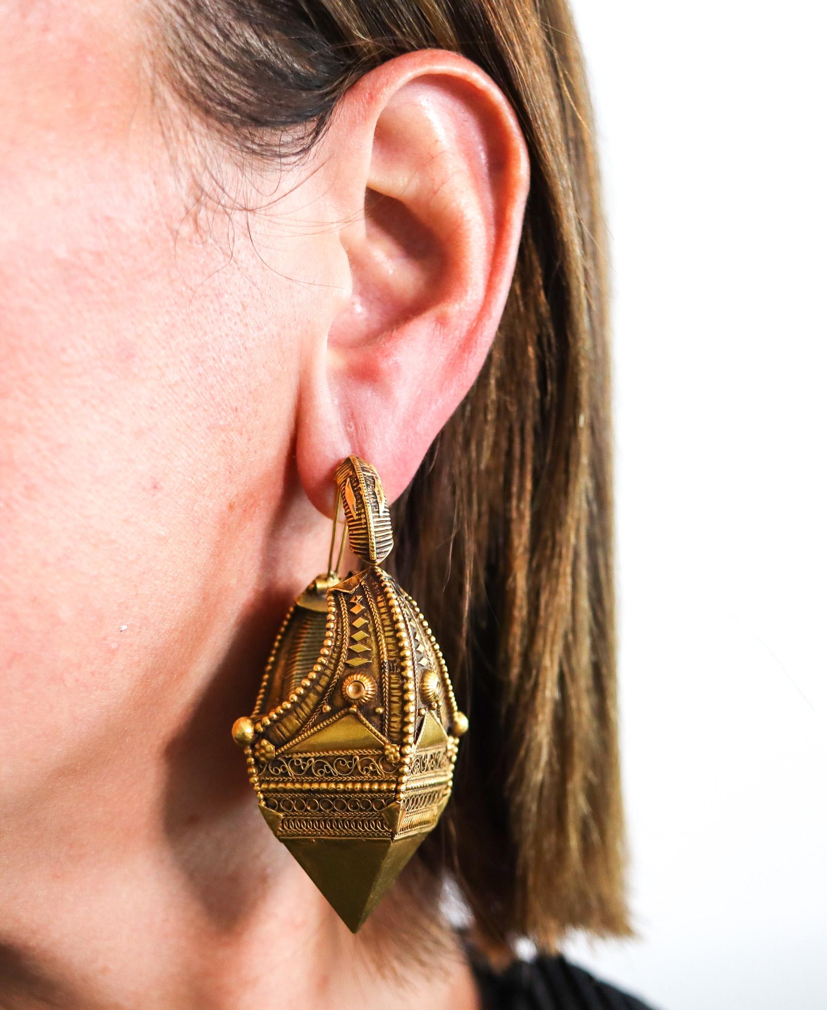 Southern India 19th Century Antique Dangle Drop Earrings In 22Kt Yellow Gold For Sale 2