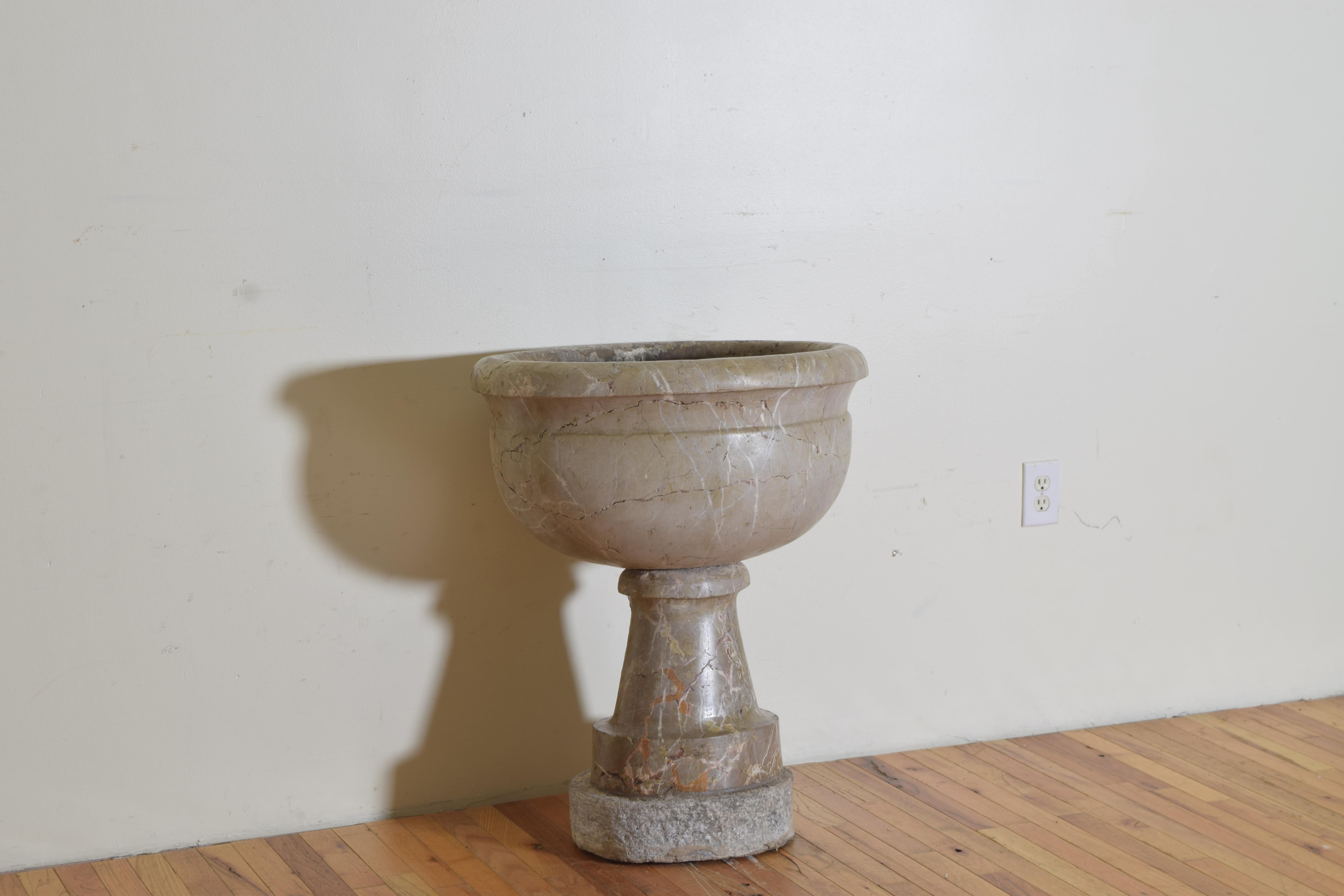 Southern Italian Baroque Period Two Piece Marble Sink or Font, 17th Century In Good Condition In Atlanta, GA