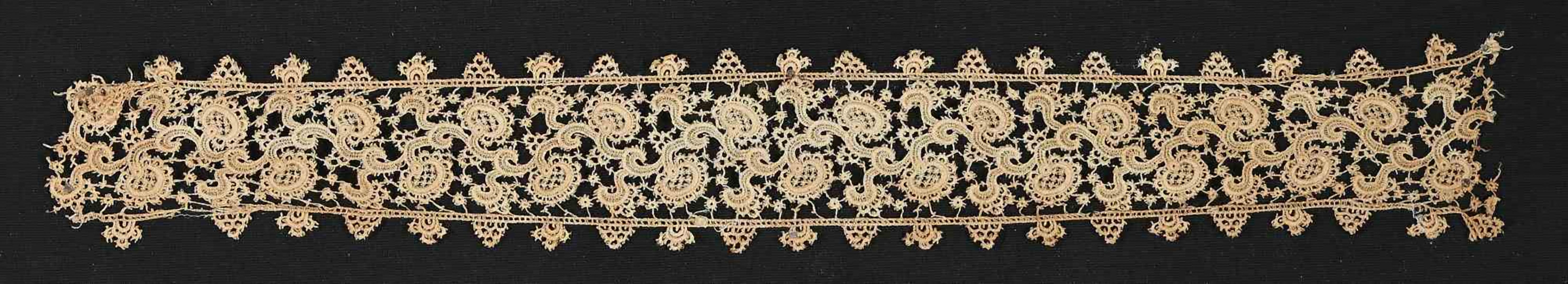 Southern Italian Embroidery, Artisanal Decorative Object, 18th Century In Good Condition For Sale In Roma, IT