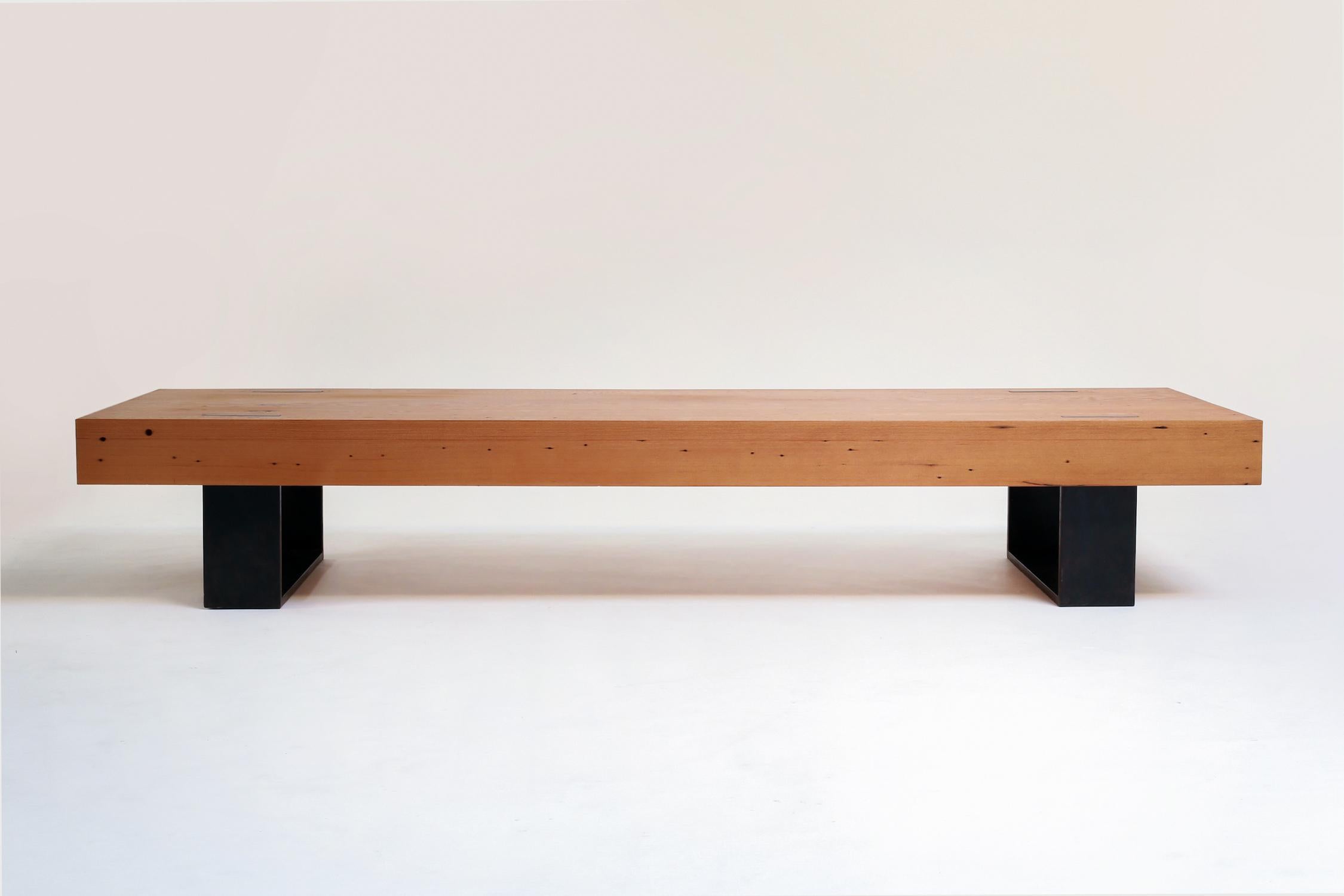 Moderne Table basse moderne en pin jaune de récupération du Sud avec pieds en acier noir en vente