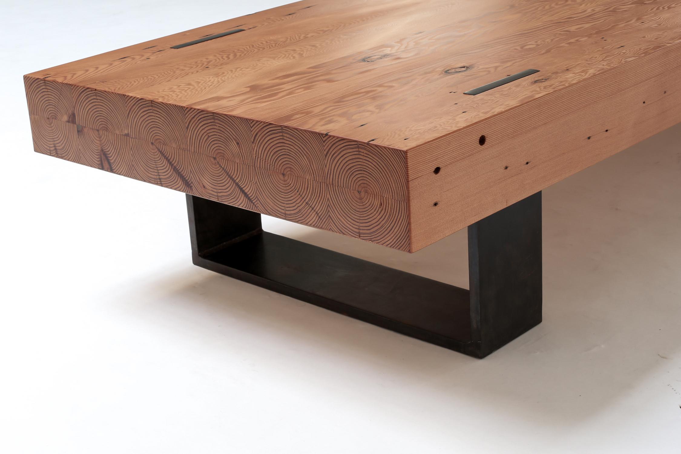 Table basse moderne en pin jaune de récupération du Sud avec pieds en acier noir en vente 1