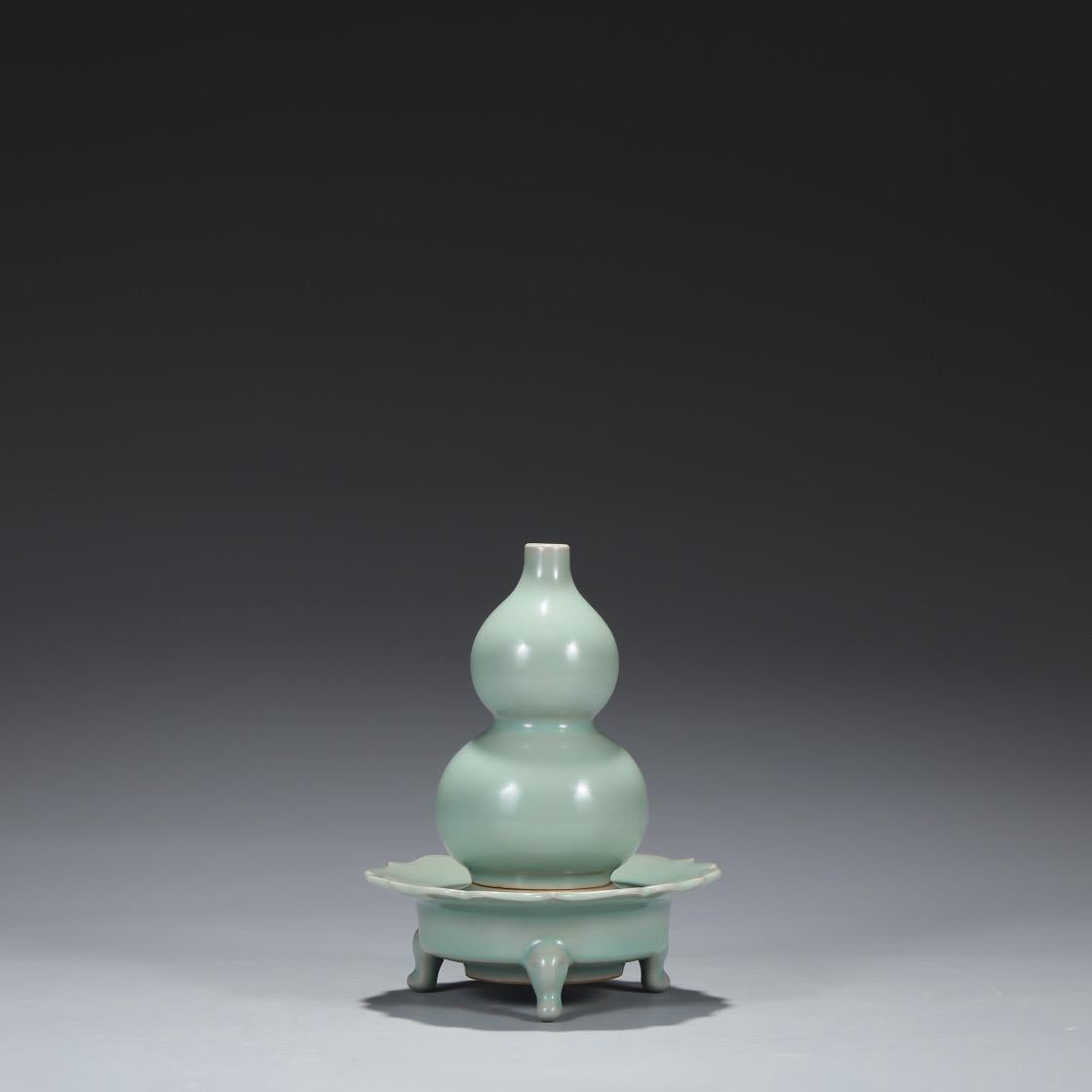 Southern Song Dynasty Longquan Kiln Blue Glazed Gourd Burner In Fair Condition For Sale In 景德镇市, CN