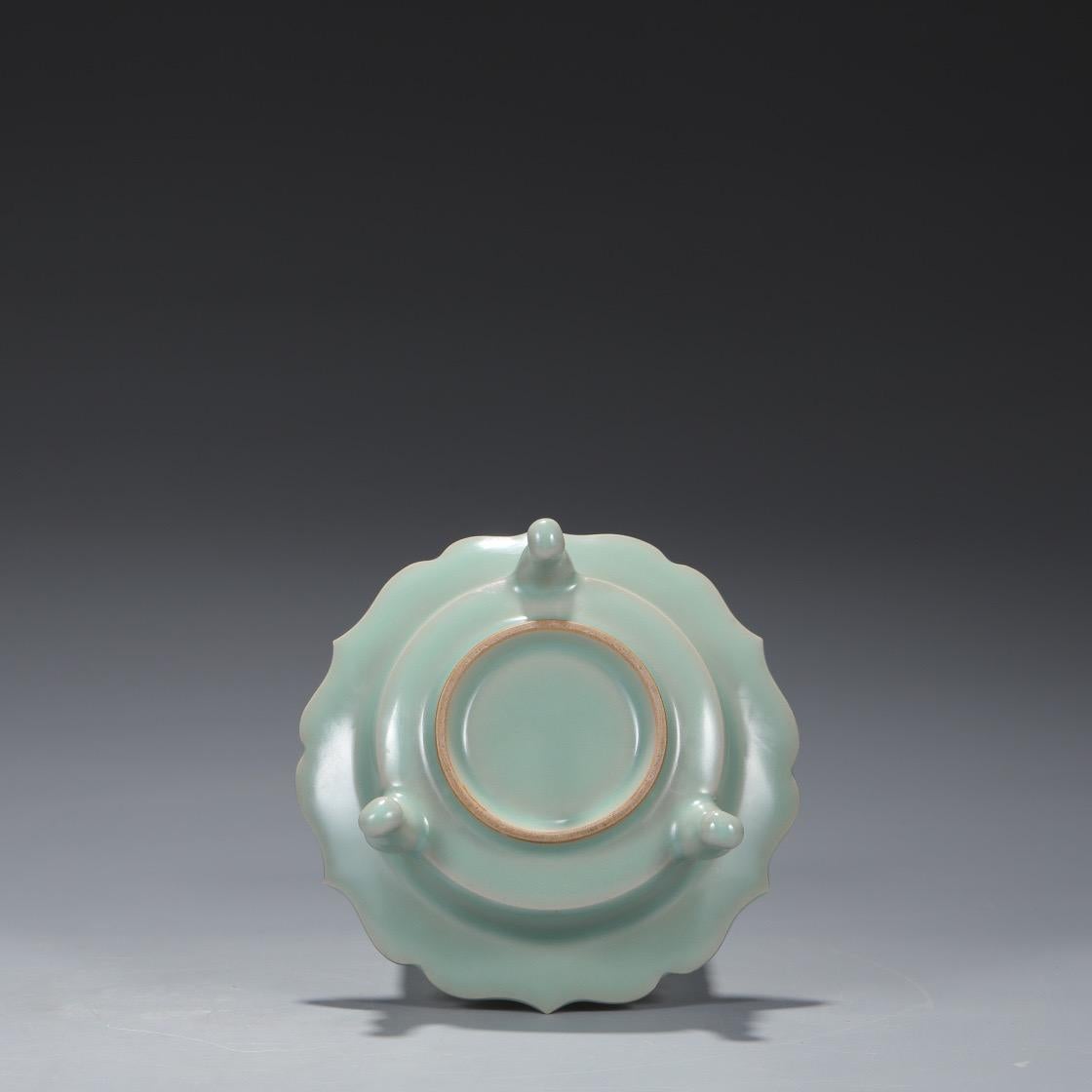 Southern Song Dynasty Longquan Kiln Blue Glazed Gourd Burner For Sale 4