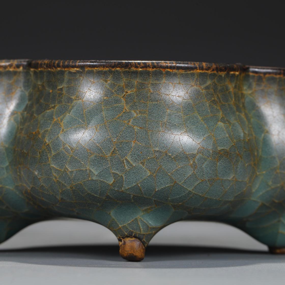 19th Century Southern Song Dynasty Official Kiln Ice Cracking Glaze Pattern Burner For Sale