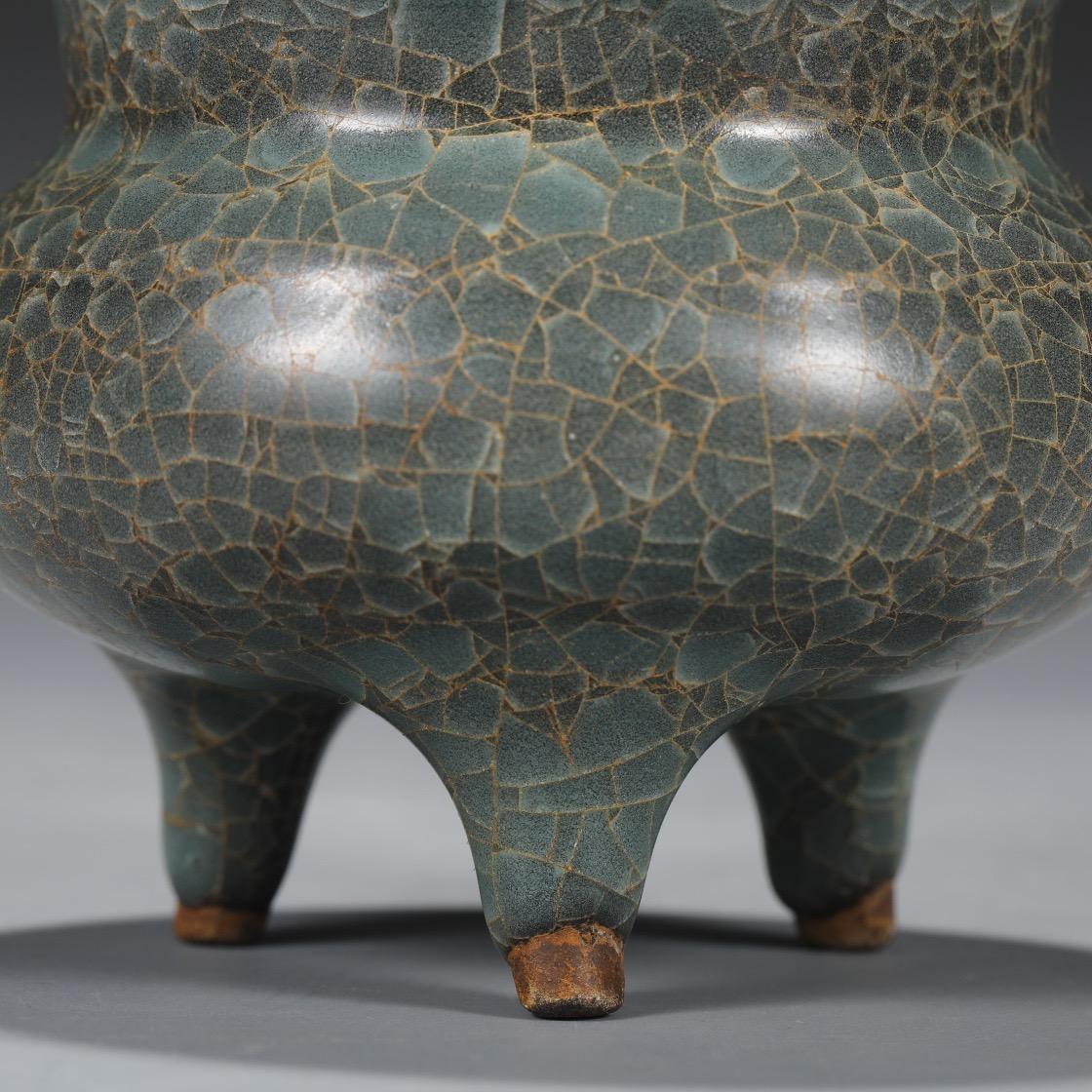 Porcelain Southern Song Dynasty Official Kiln Ice Cracking Glaze Pattern Burner For Sale