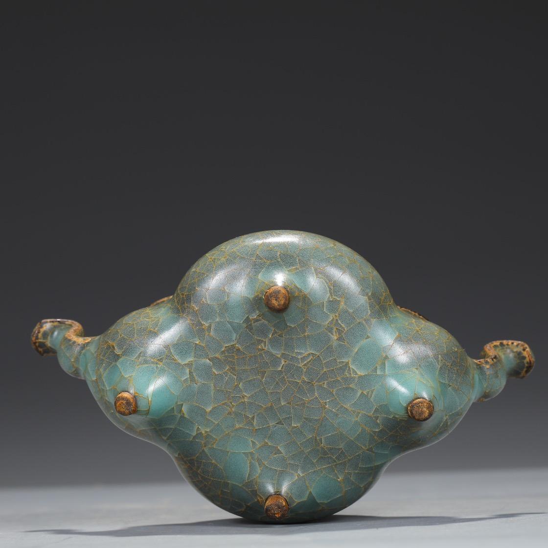 Southern Song Dynasty Official Kiln Ice Cracking Glaze Pattern Burner For Sale 4