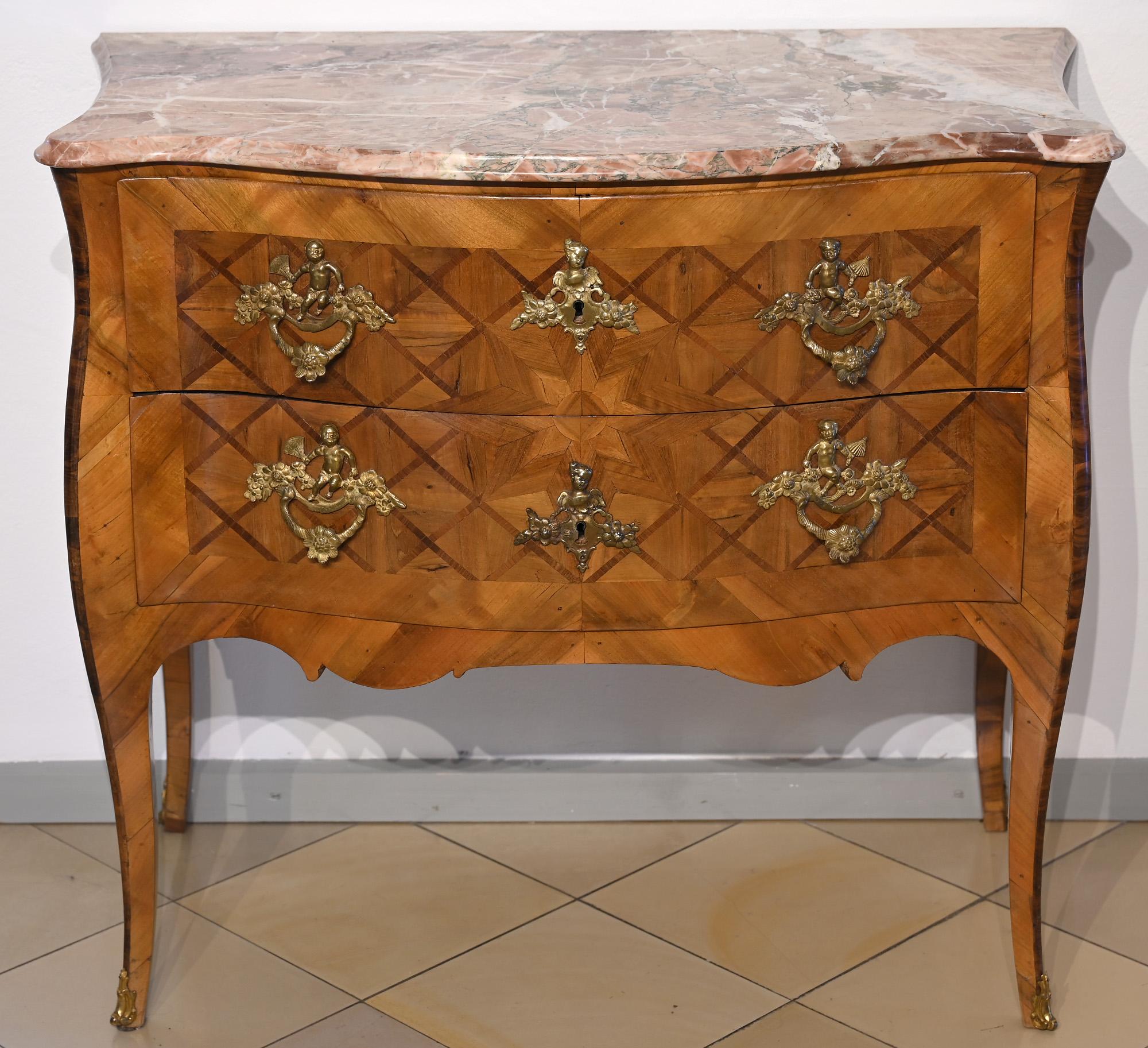 Beautiful and elegant baroque chest of drawers,
sans traverse, walnut with two drawers, front and sides are curved,
wonderful veneer picture und marqueterie on all sides.



 