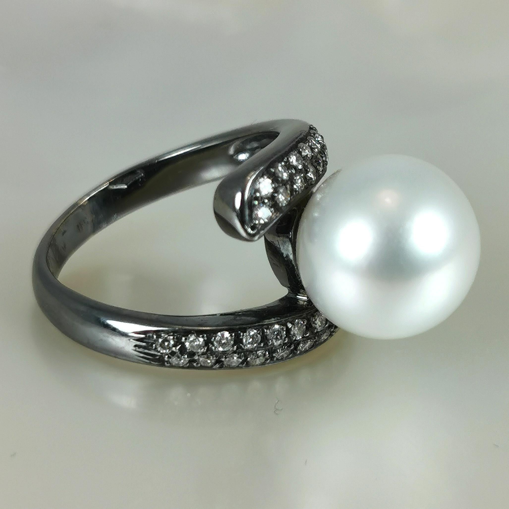 Beautiful Cocktail ring in white gold 18K rhodium-plated black with diamonds and a beautiful australian saltwater cultured pearl Southsea white top quality.

Total 42 diamonds brillant cut 0,38cts (F/VS2)
Pearl shape & size : Round - Ø 11,5x12