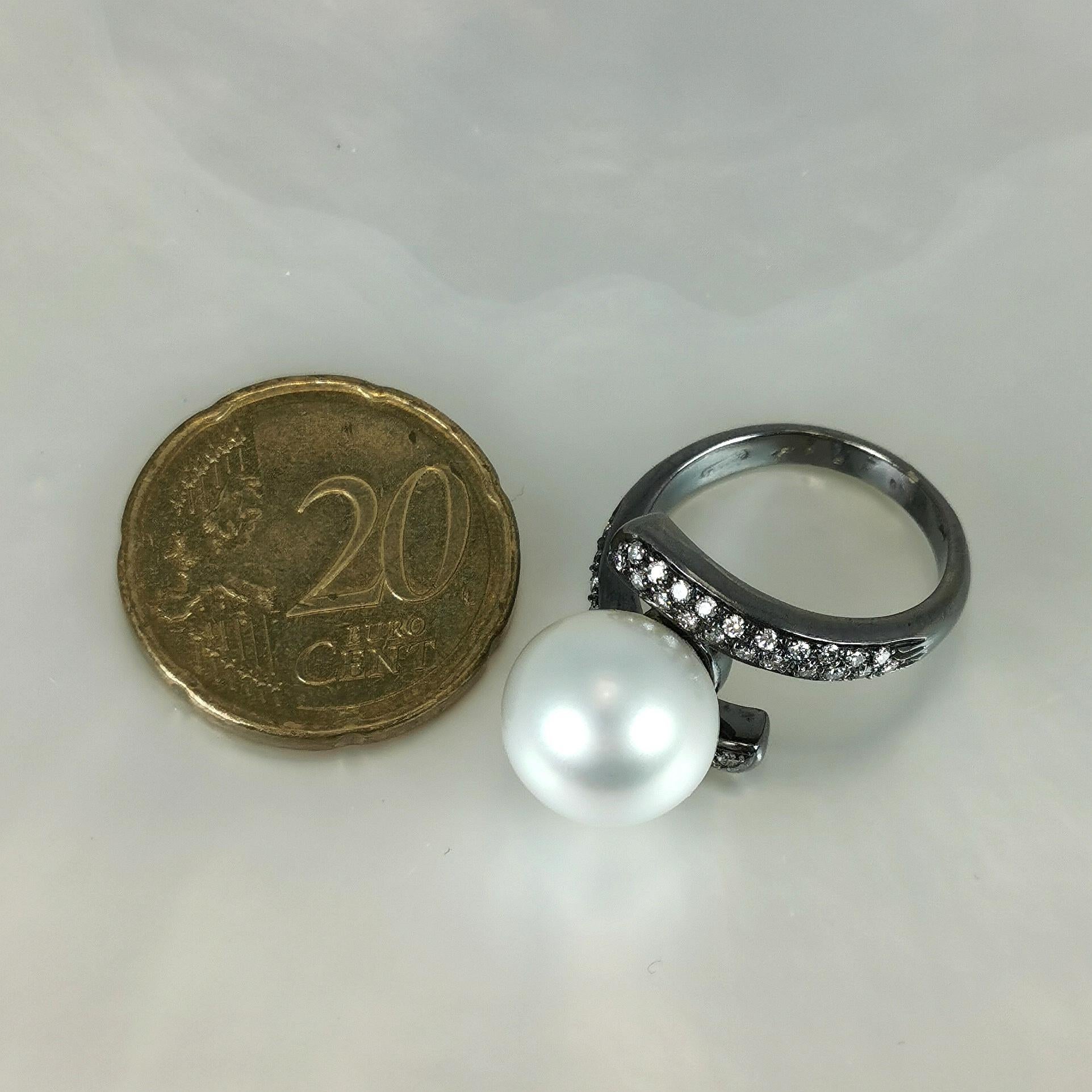 Bague en perles des mers du Sud WG18K noire Rh. Diamants en vente 2