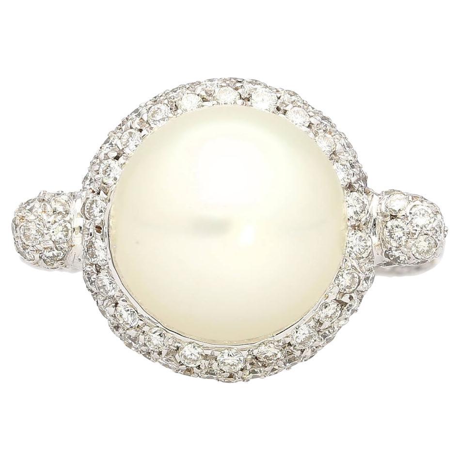 Anillo de oro blanco de 18 quilates con perla blanca del Mar del Sur y diamantes talla redonda pavé en venta