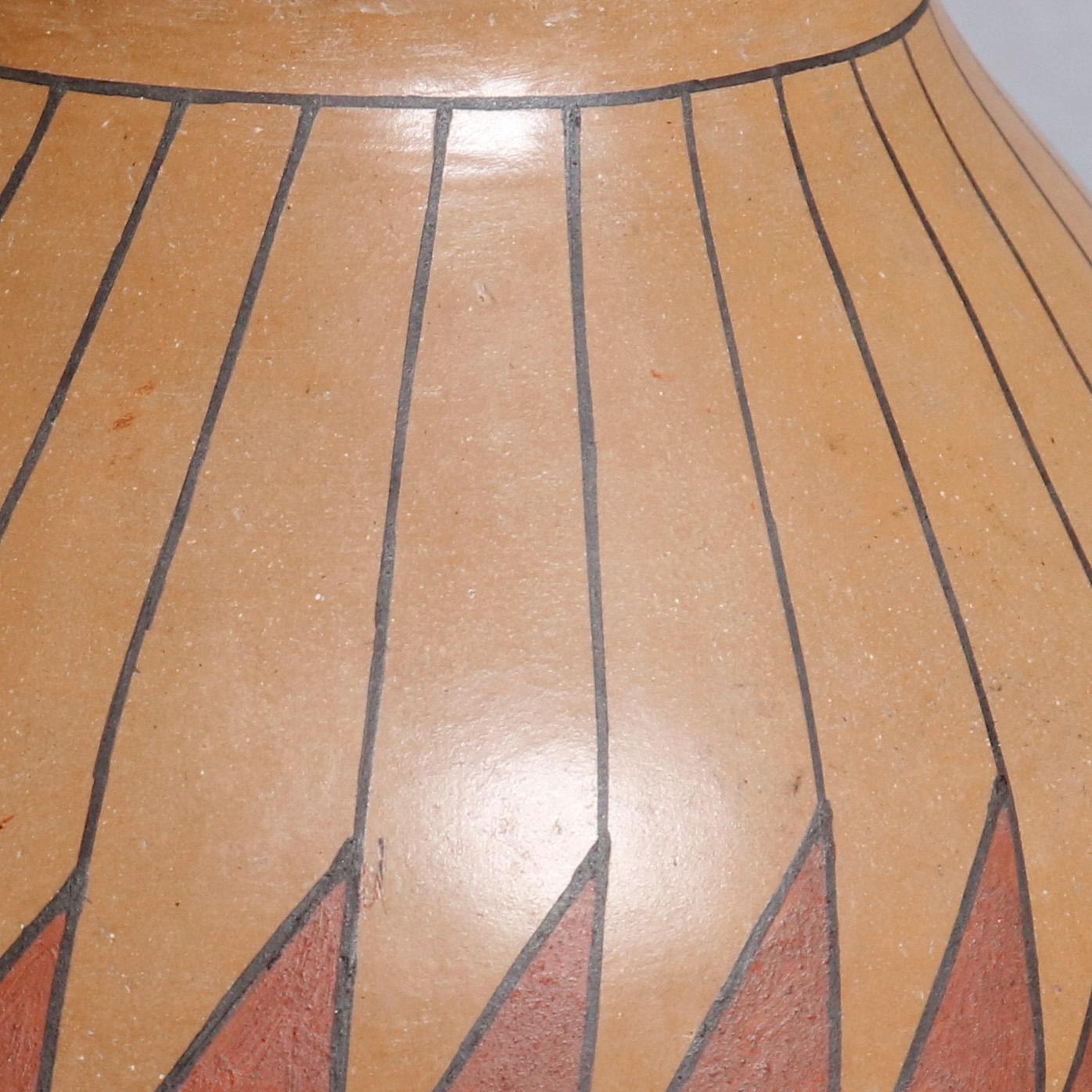 Federkeramikvase im südwestindianischen Acoma-Stil von Beto Tena im Zustand „Gut“ in Big Flats, NY