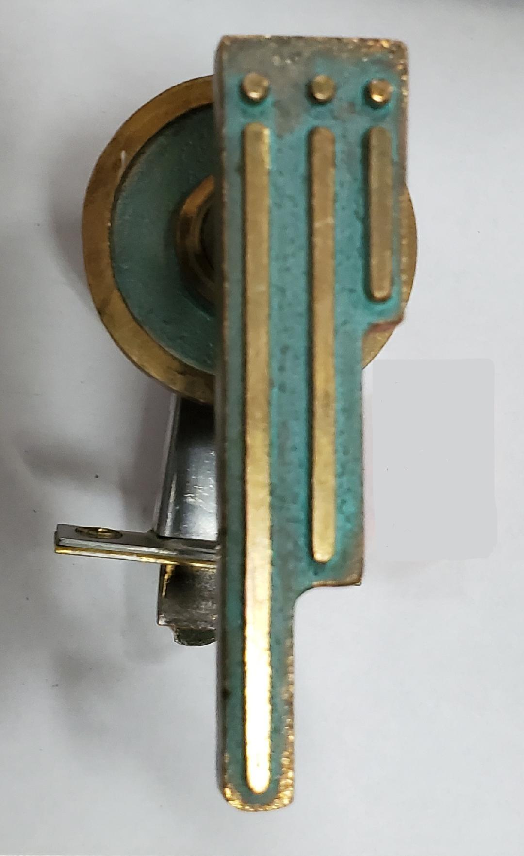 Manillas de puerta de latón azteca maya con pátina verde y detalles dorados de la década de 1960, estilo vintage del suroeste, de Pepe Mendoza. Listado de 1 teléfono a la vez.

Estos preciosos teléfonos se venden tal y como se ven en las fotos.