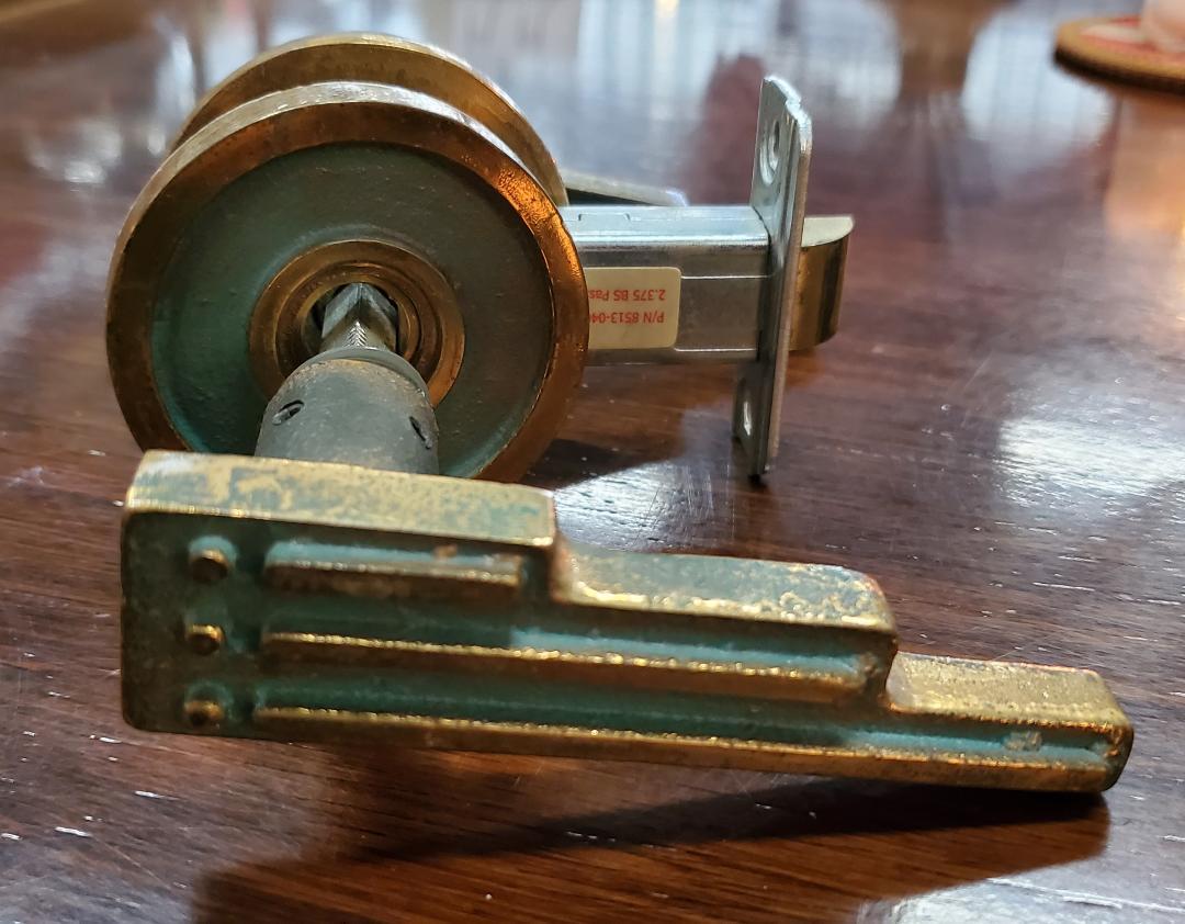 Brisk One One, maniglia per porta d'epoca del sud-ovest, in ottone, azteca, maya, patina verde e accenti d'oro, secondo lo stile di Pepe Mendoza. Elenco di 1 portatile alla volta.

Questi bellissimi portatili vengono venduti come si vedono nelle