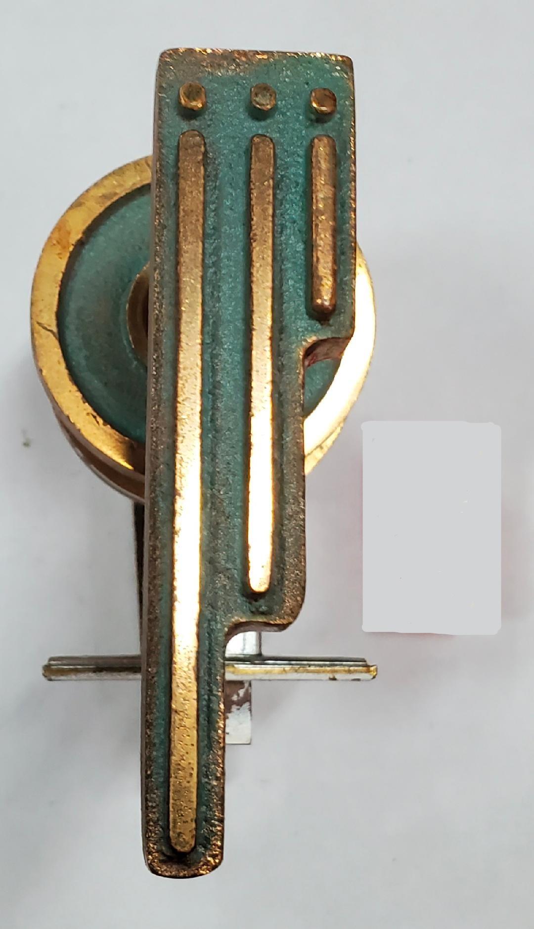 Brisk One One, maniglia per porta d'epoca del sud-ovest, in ottone, azteca, maya, patina verde e accenti d'oro, secondo lo stile di Pepe Mendoza. Elenco di 1 portatile alla volta.

Questi bellissimi portatili vengono venduti come si vedono nelle