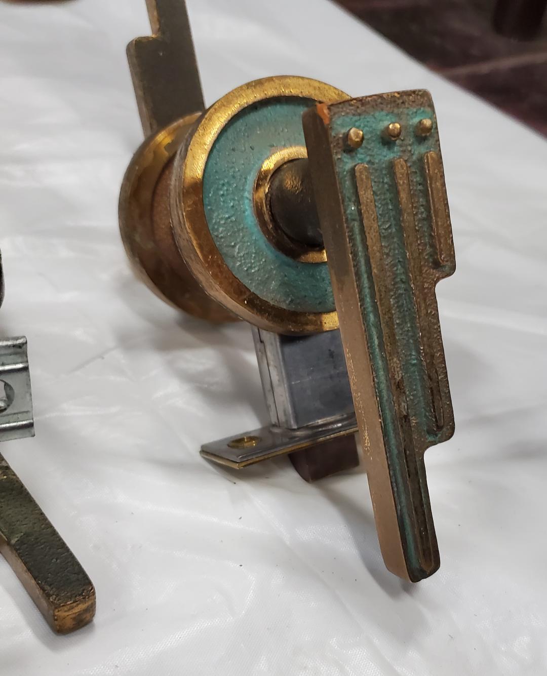 Mid-Century moderno Pomelli per porte del sud-ovest in ottone massiccio Greene & Greene con accenti dorati Maniero di Pepe Mendoza in vendita