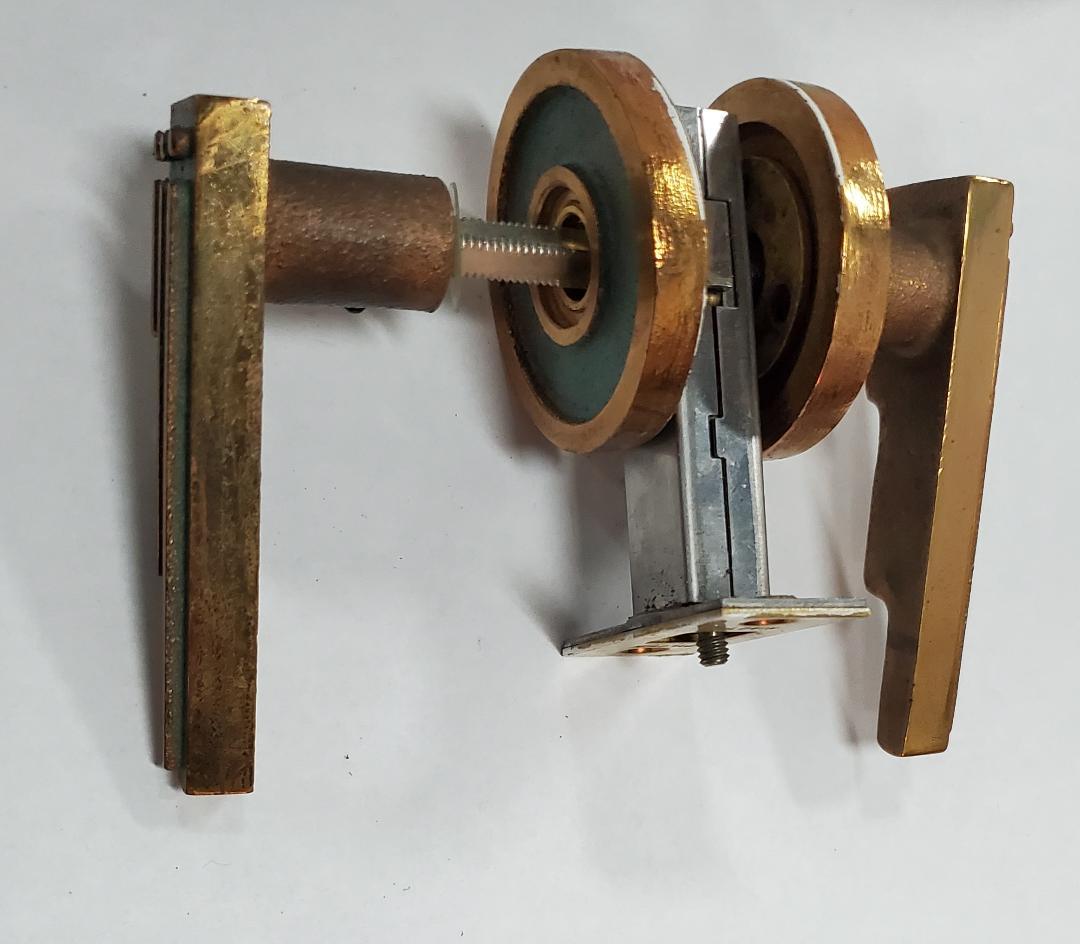 Pomos de puerta del suroeste Latón macizo Patina verde Acento dorado Manera de Pepe Mendoza en Bueno Estado en Monrovia, CA