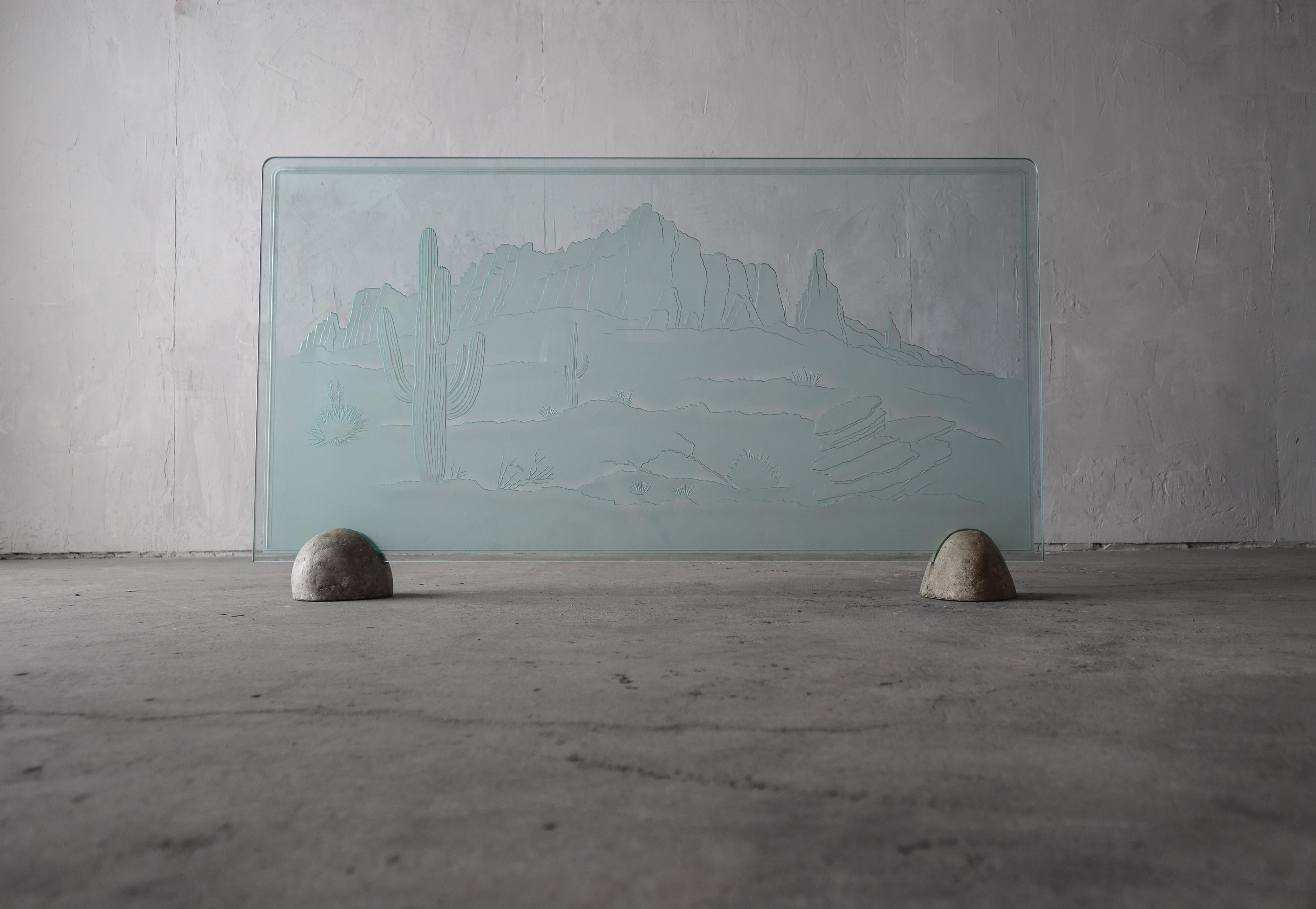 Einzigartiger Kaminschirm aus geätztem Glas mit Steinsockel.  Thema Wüste im Südwesten. 
 Sehr cooles Designstück.  Unterzeichnet D. Arnone '87

Kein Schaden.