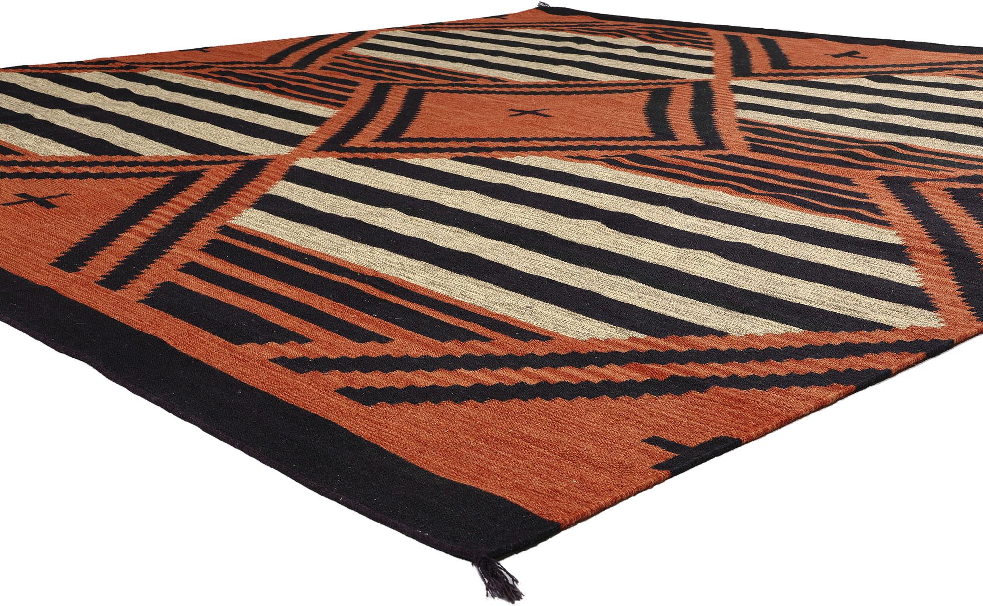 81042 Southwest Modern Chief Blanket Teppich im Navajo-Stil, 09'10 x 10'00. Begeben Sie sich mit diesem handgewebten Wollteppich Chief Blanket im Navajo-Stil auf eine bezaubernde Reise in die Wärme der Sonne. Dieser Kelimteppich aus dem Südwesten