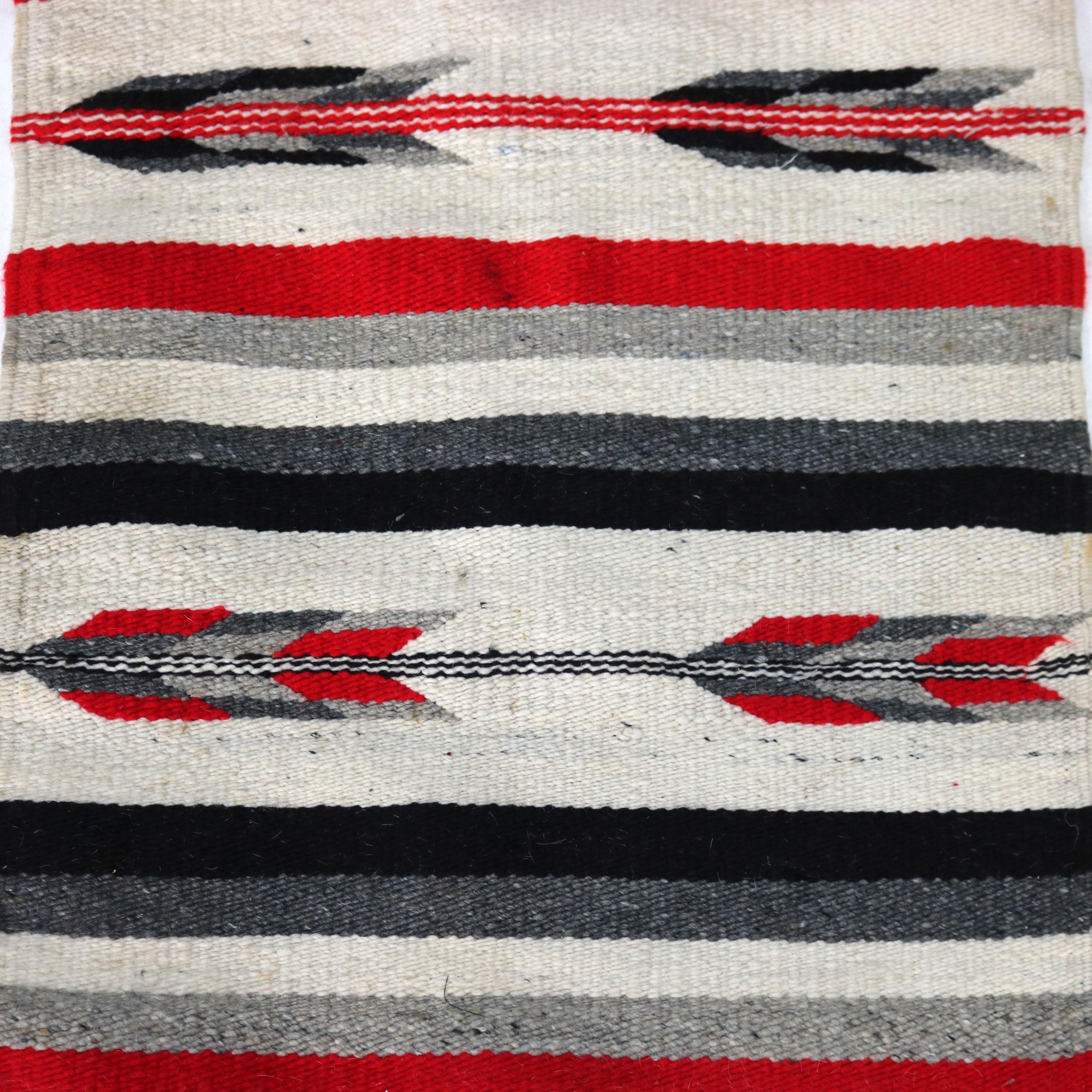 Antike Southwest Native American gewebte Wolle werfen Teppich mit stilisierten Arrow Feder Streifen C1930

Maße: 42