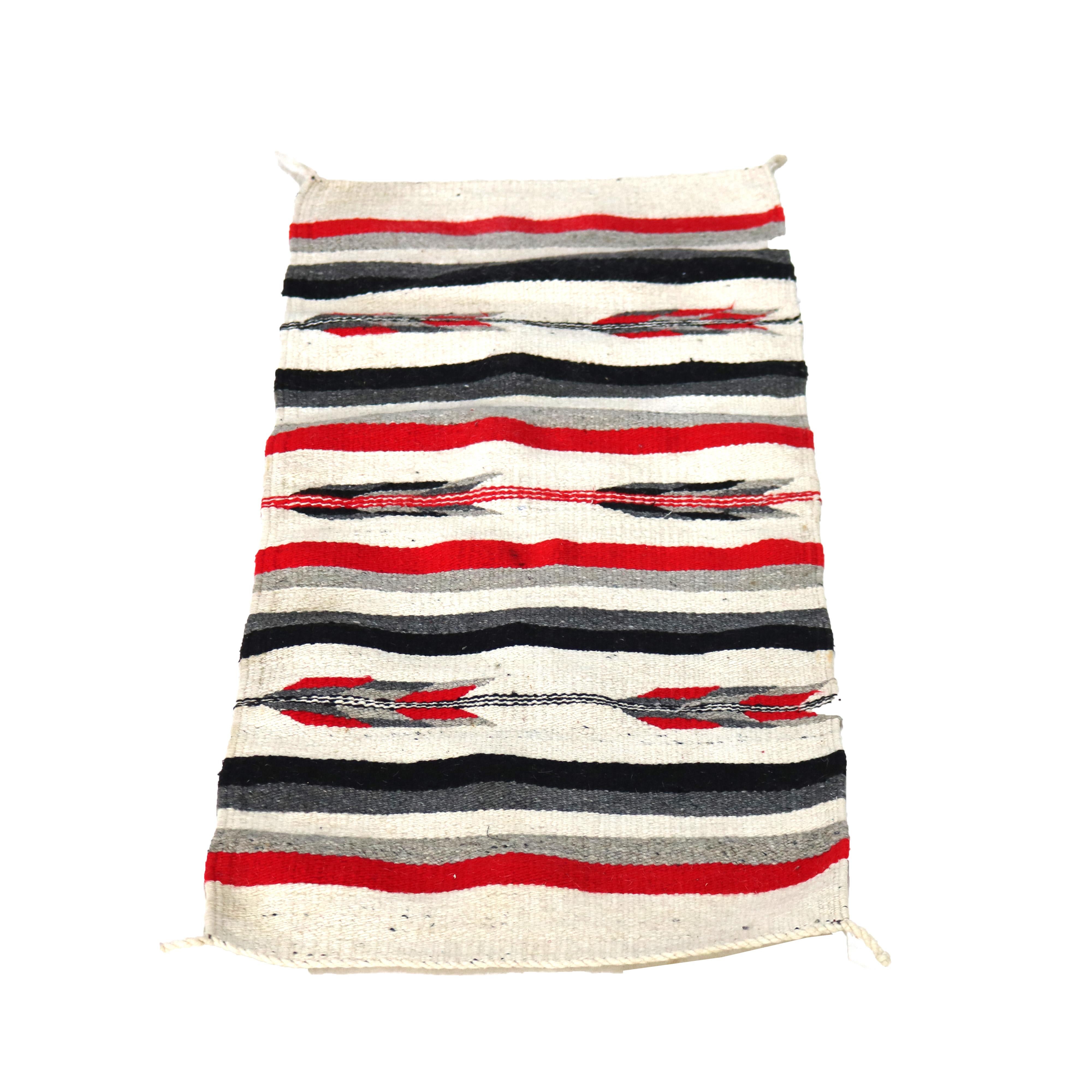 Southwest Native American gewebter Wollteppich mit stilisierten Arrow-Streifen C1930 (Indigene Kunst (Nord-/Südamerika)) im Angebot