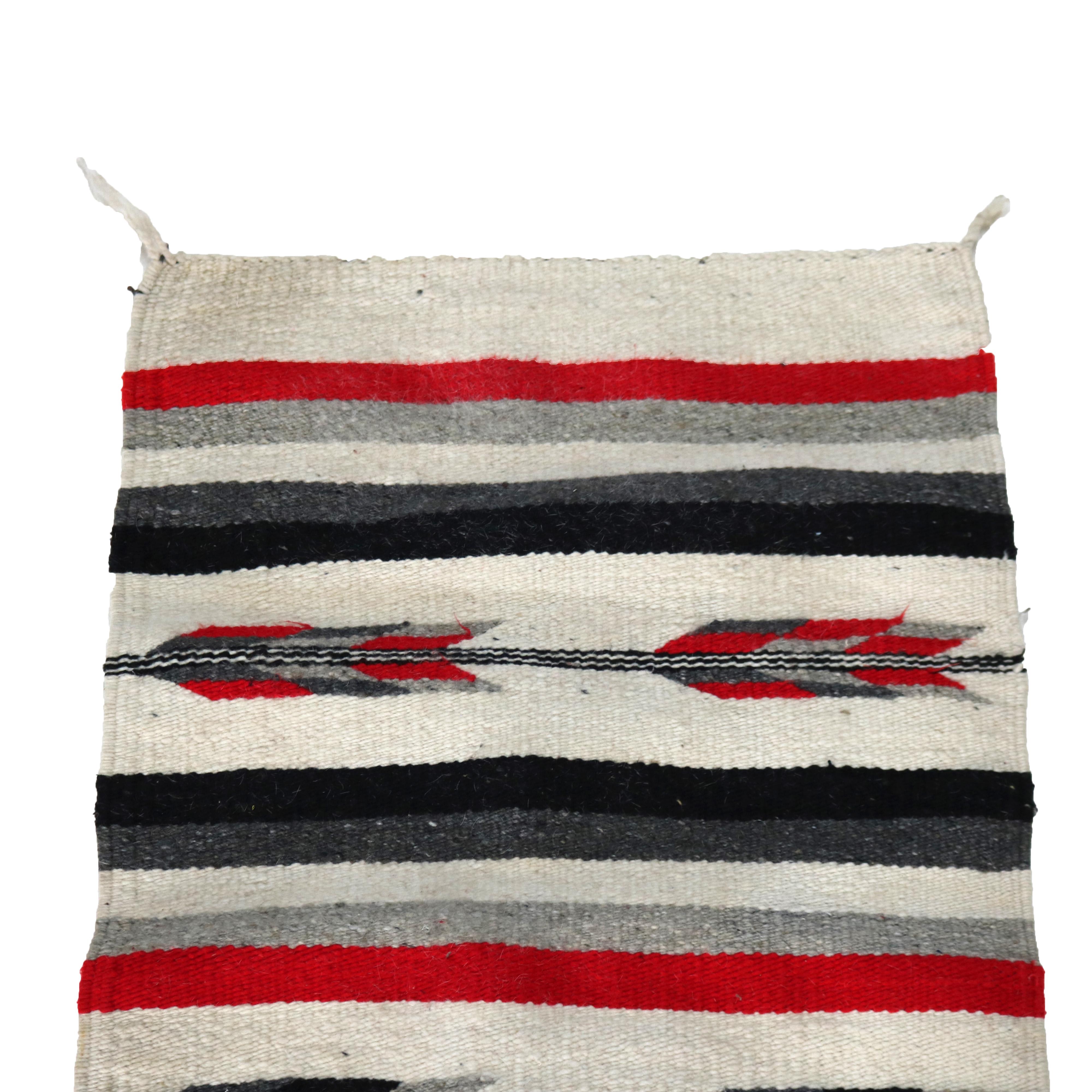 Southwest Native American gewebter Wollteppich mit stilisierten Arrow-Streifen C1930 (amerikanisch) im Angebot