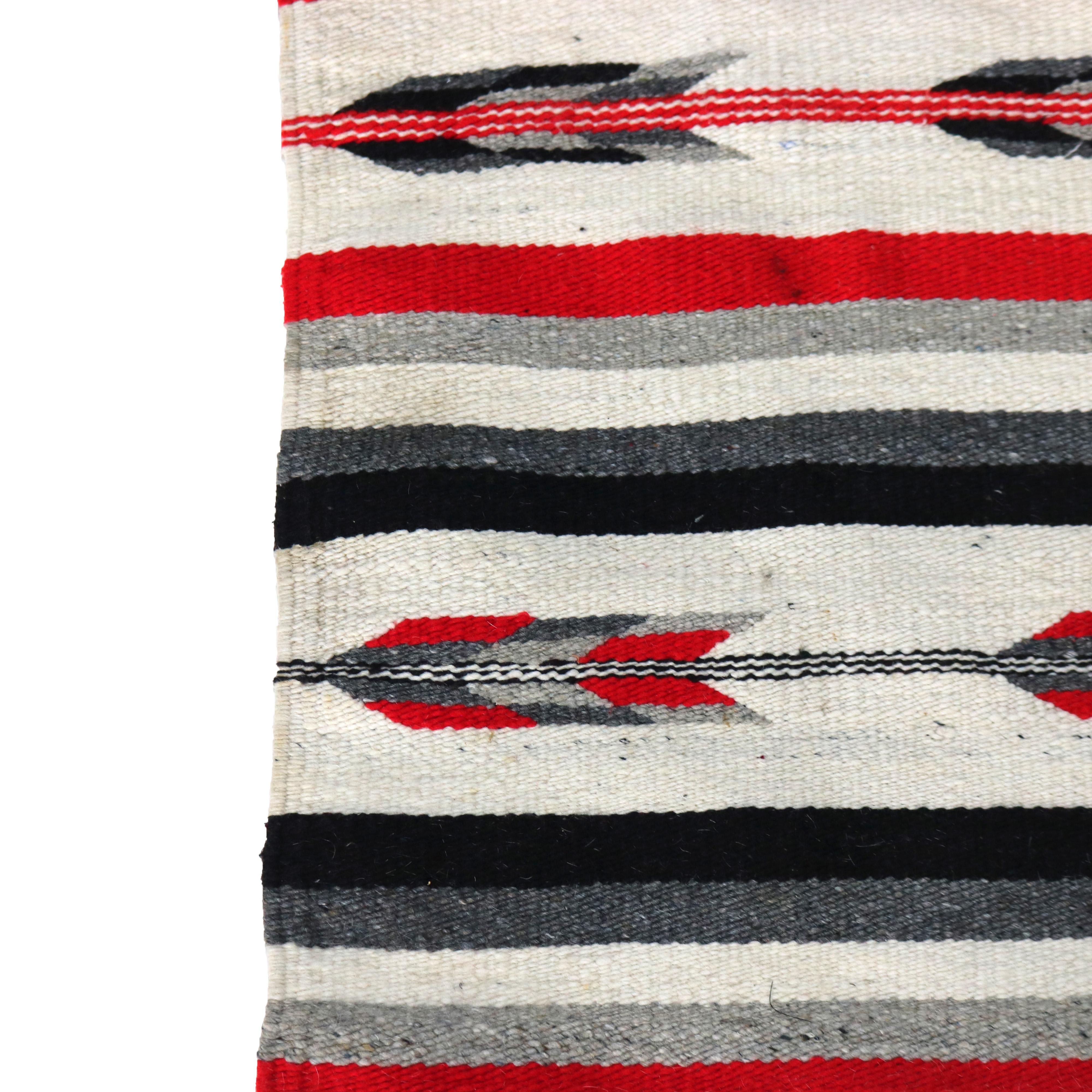 Southwest Native American gewebter Wollteppich mit stilisierten Arrow-Streifen C1930 (Gewebt) im Angebot