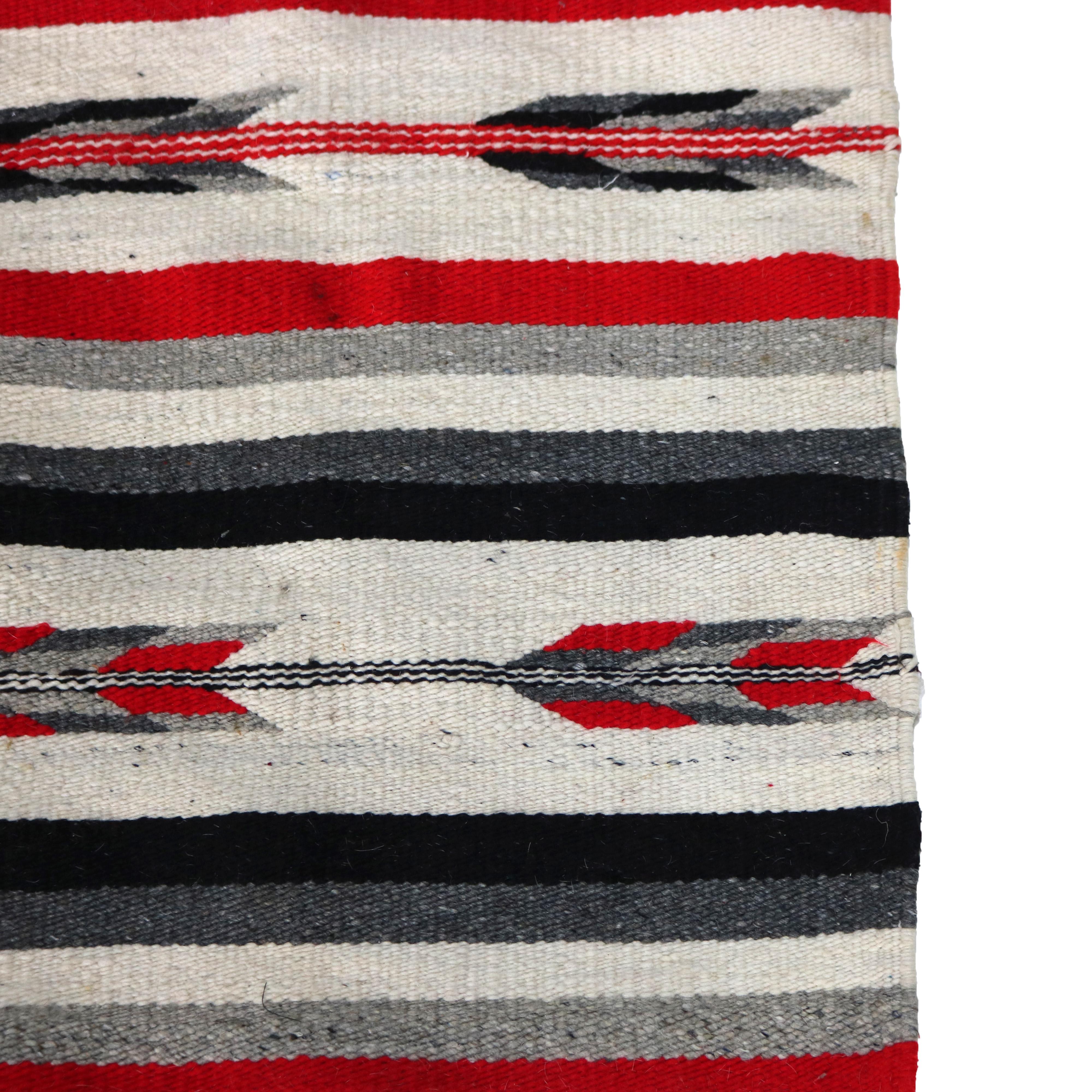 Southwest Native American gewebter Wollteppich mit stilisierten Arrow-Streifen C1930 im Zustand „Gut“ im Angebot in Big Flats, NY