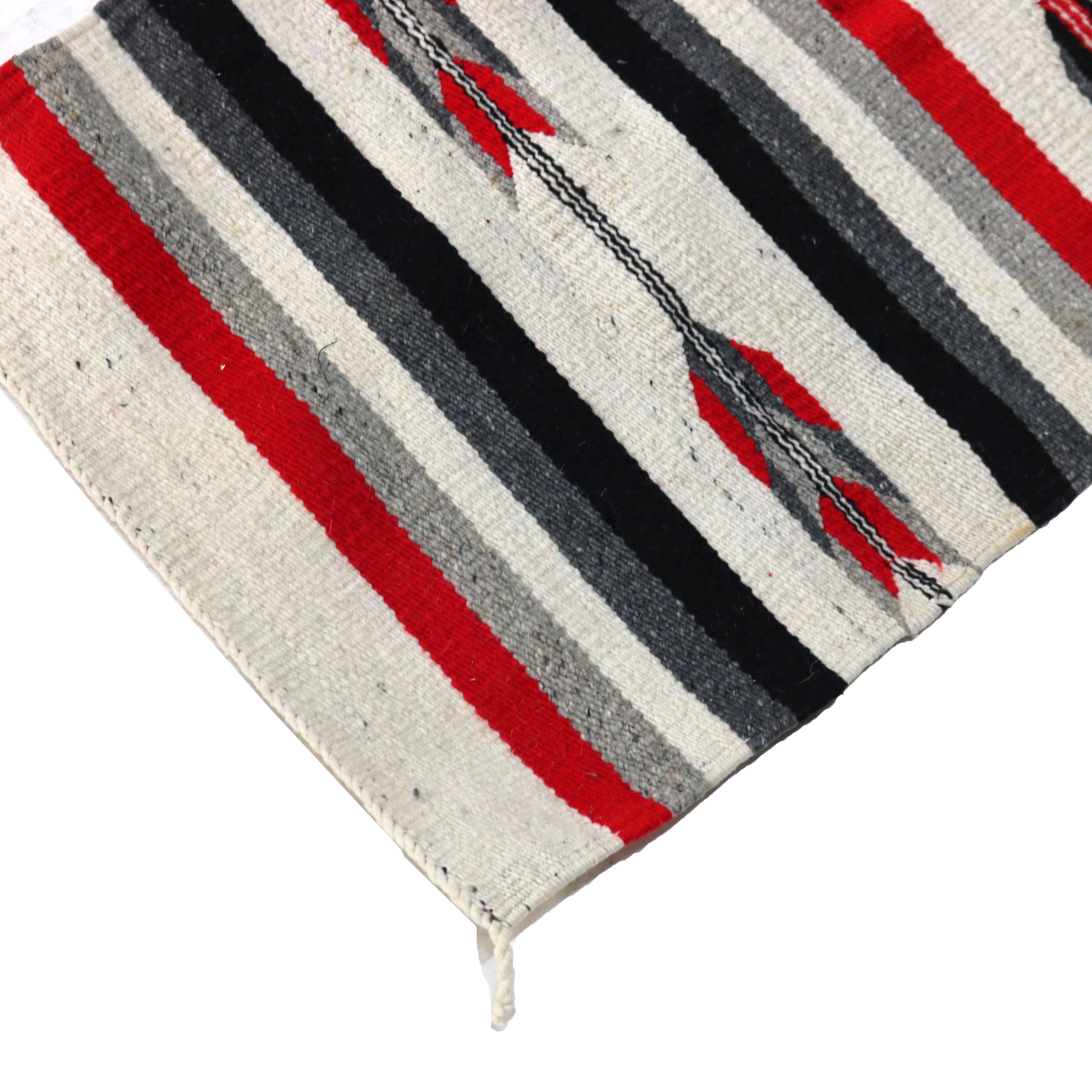 Southwest Native American gewebter Wollteppich mit stilisierten Arrow-Streifen C1930 (20. Jahrhundert) im Angebot