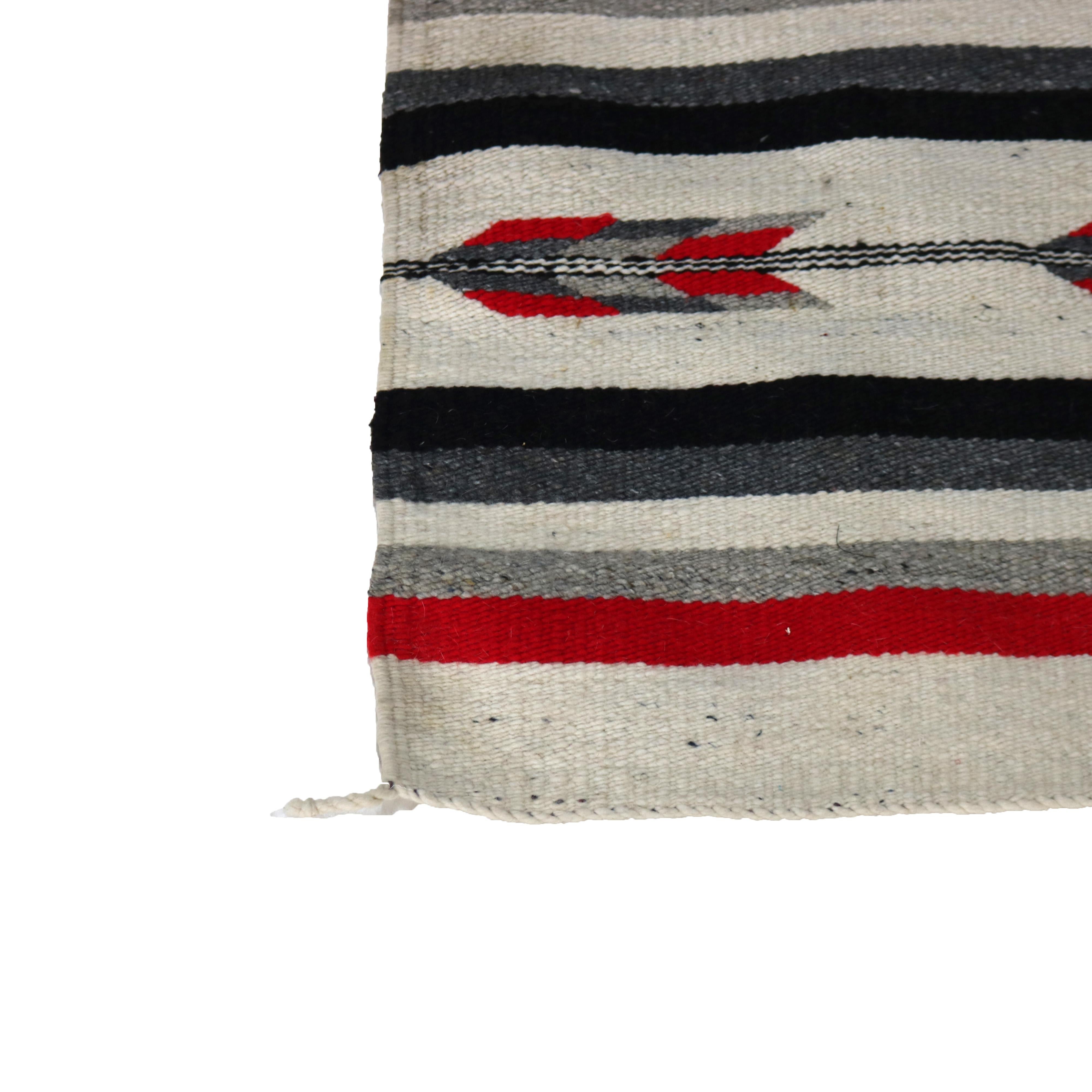 Southwest Native American gewebter Wollteppich mit stilisierten Arrow-Streifen C1930 (Wolle) im Angebot
